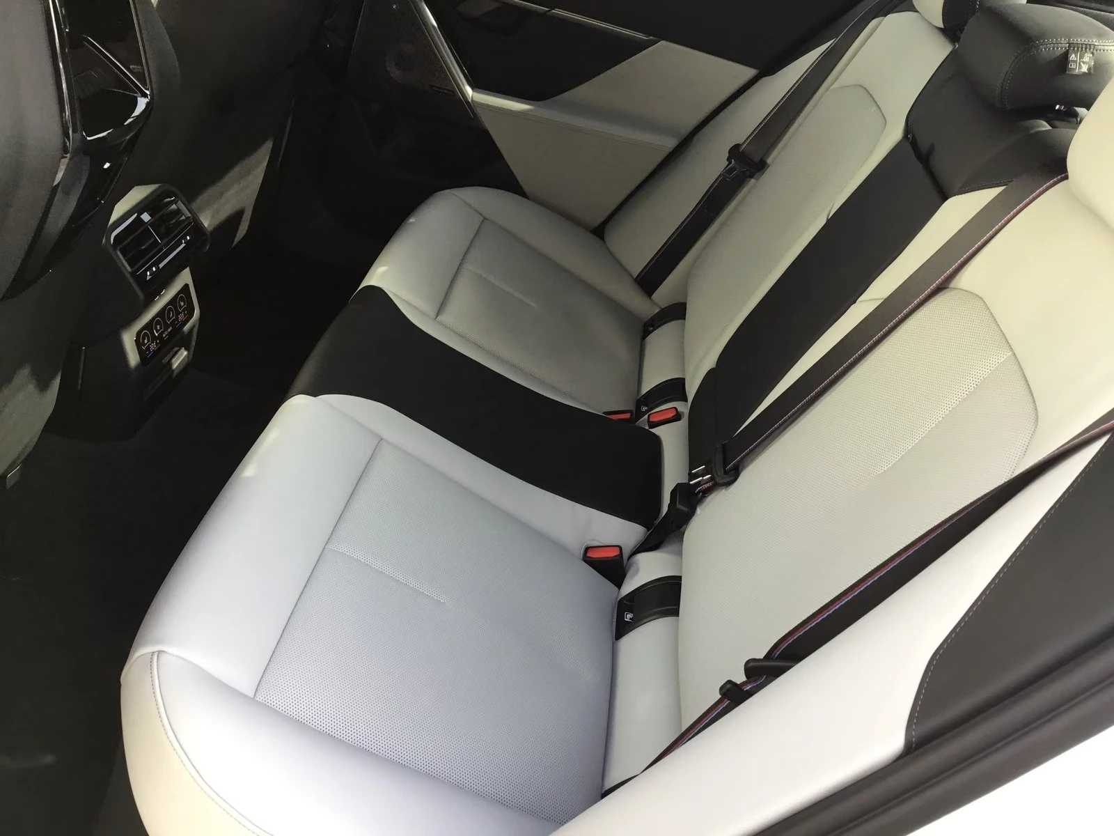 BMW M5 xDrive/INDIVIDUAL/B&W/ICONIC GLOW/PANO/360/HUD/, снимка 14 - Автомобили и джипове - 55889448