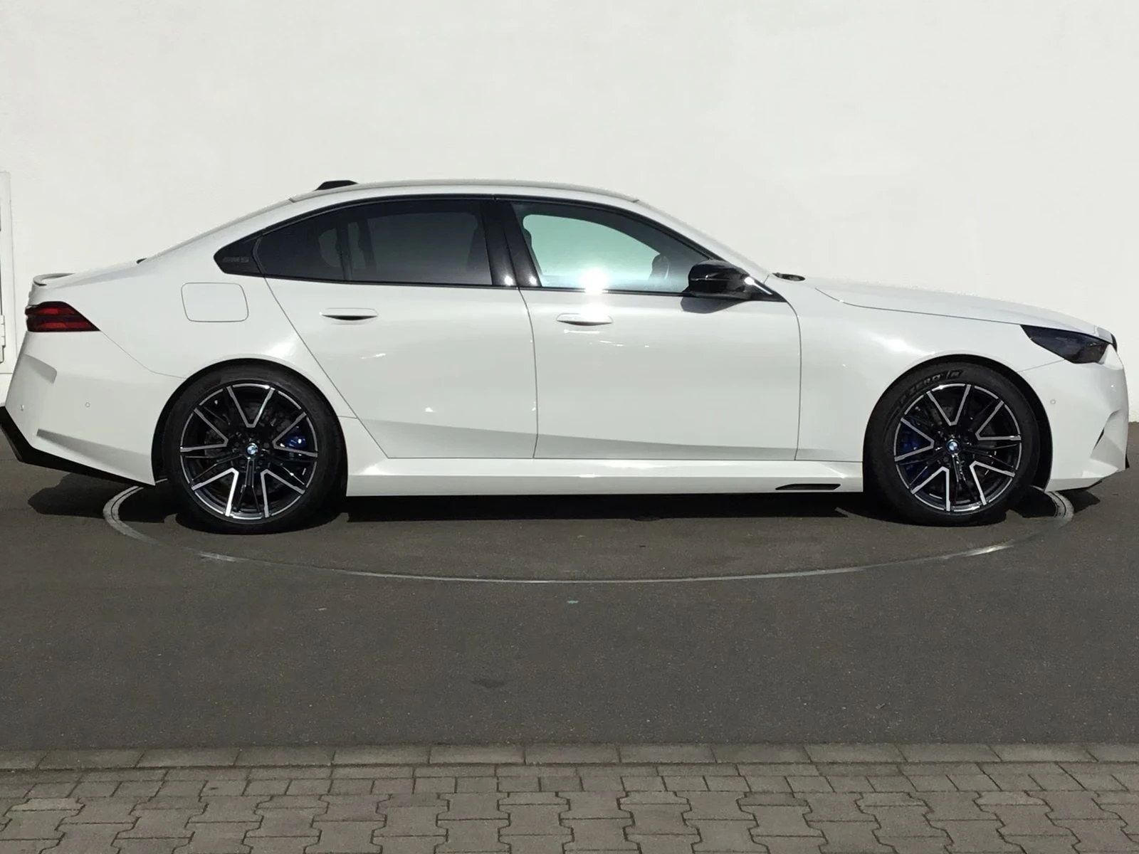 BMW M5 xDrive/INDIVIDUAL/B&W/ICONIC GLOW/PANO/360/HUD/, снимка 4 - Автомобили и джипове - 55889448