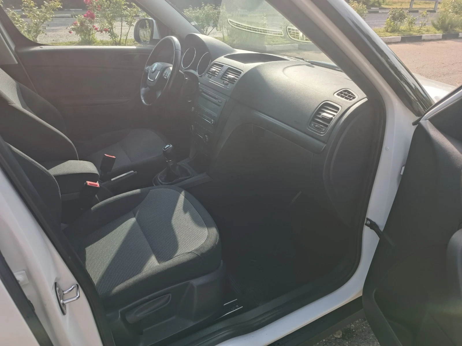 Skoda Yeti 1.6 TDI НОВ ВНОС , снимка 9 - Автомобили и джипове - 54990216