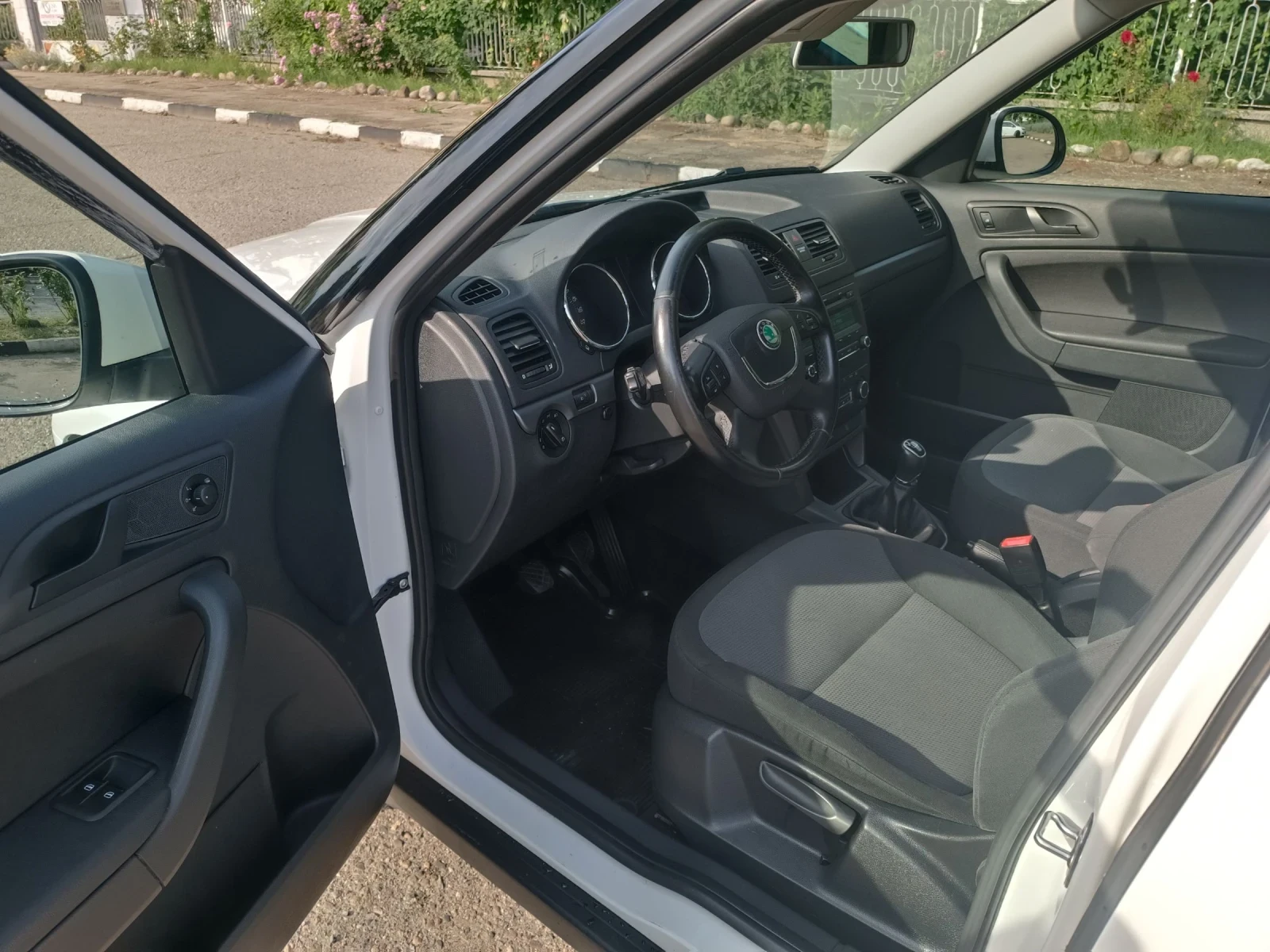 Skoda Yeti 1.6 TDI НОВ ВНОС , снимка 8 - Автомобили и джипове - 54990216