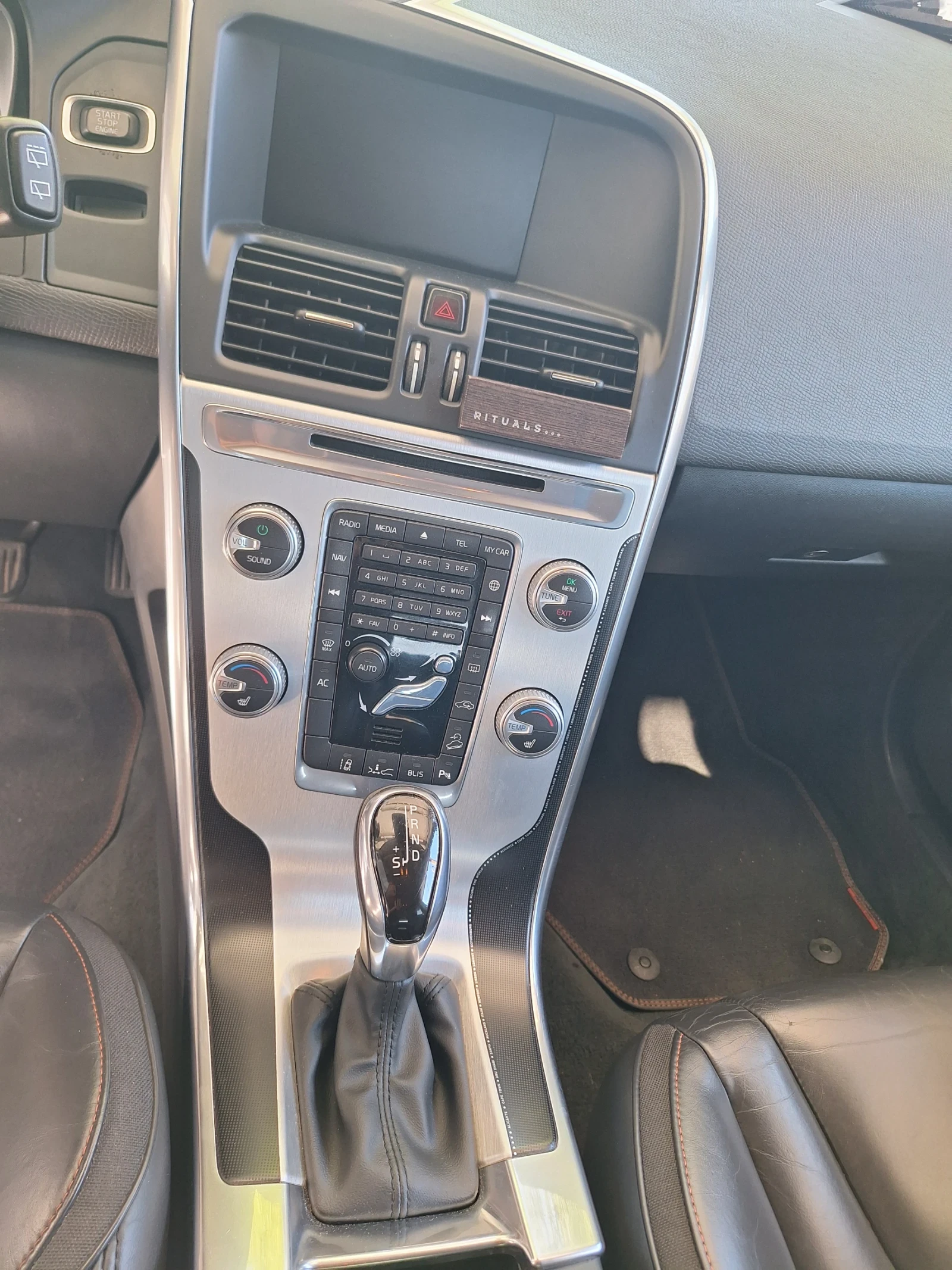 Volvo XC60 2.4 D5 Ocean Race , снимка 8 - Автомобили и джипове - 56102552