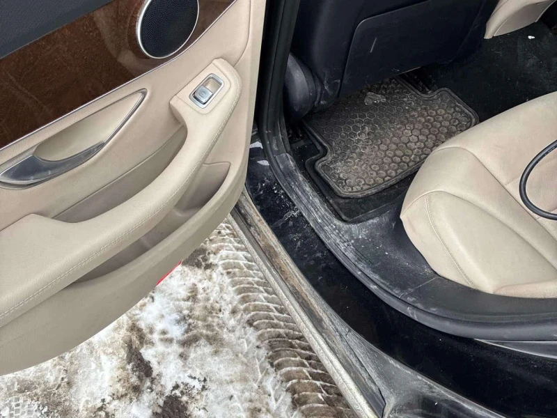 Mercedes-Benz C 300 * CARFAX * БЕЗ ПЪРВОНАЧАЛНА ВНОСКА, снимка 13 - Автомобили и джипове - 53523043