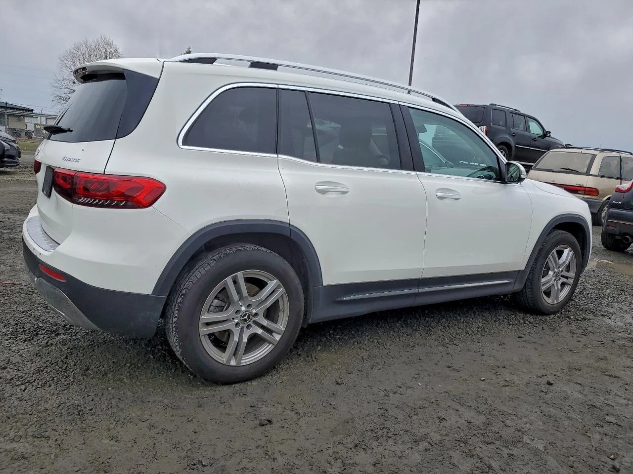 Mercedes-Benz GLB 250 4MATIC* DISTRONIC* ПОДГРЕВИ* ПАНОРАМА* KEYLESS - изображение 3