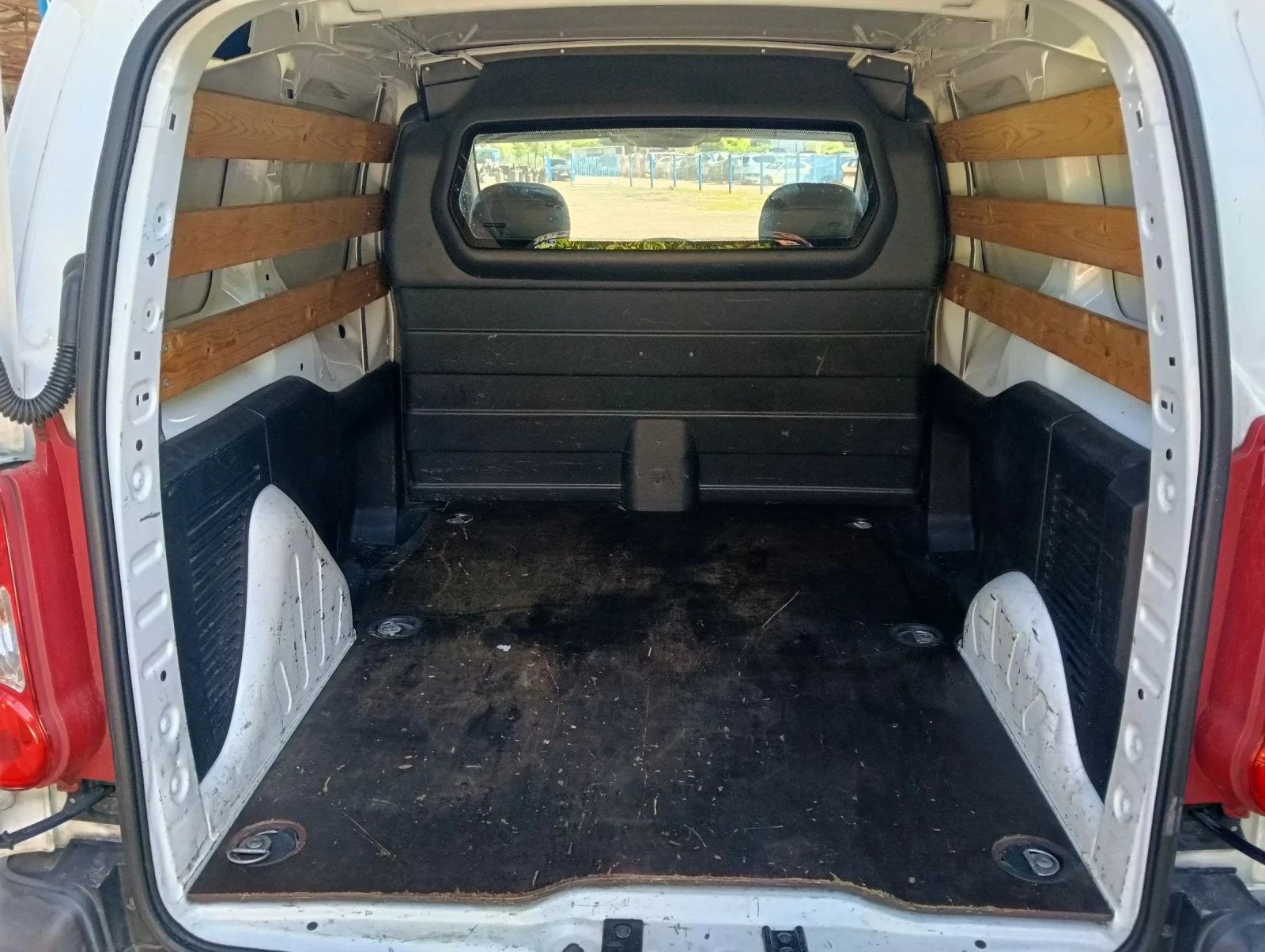 Peugeot Partner 1.6HDI / товарен / теглич, снимка 8 - Автомобили и джипове - 55032771