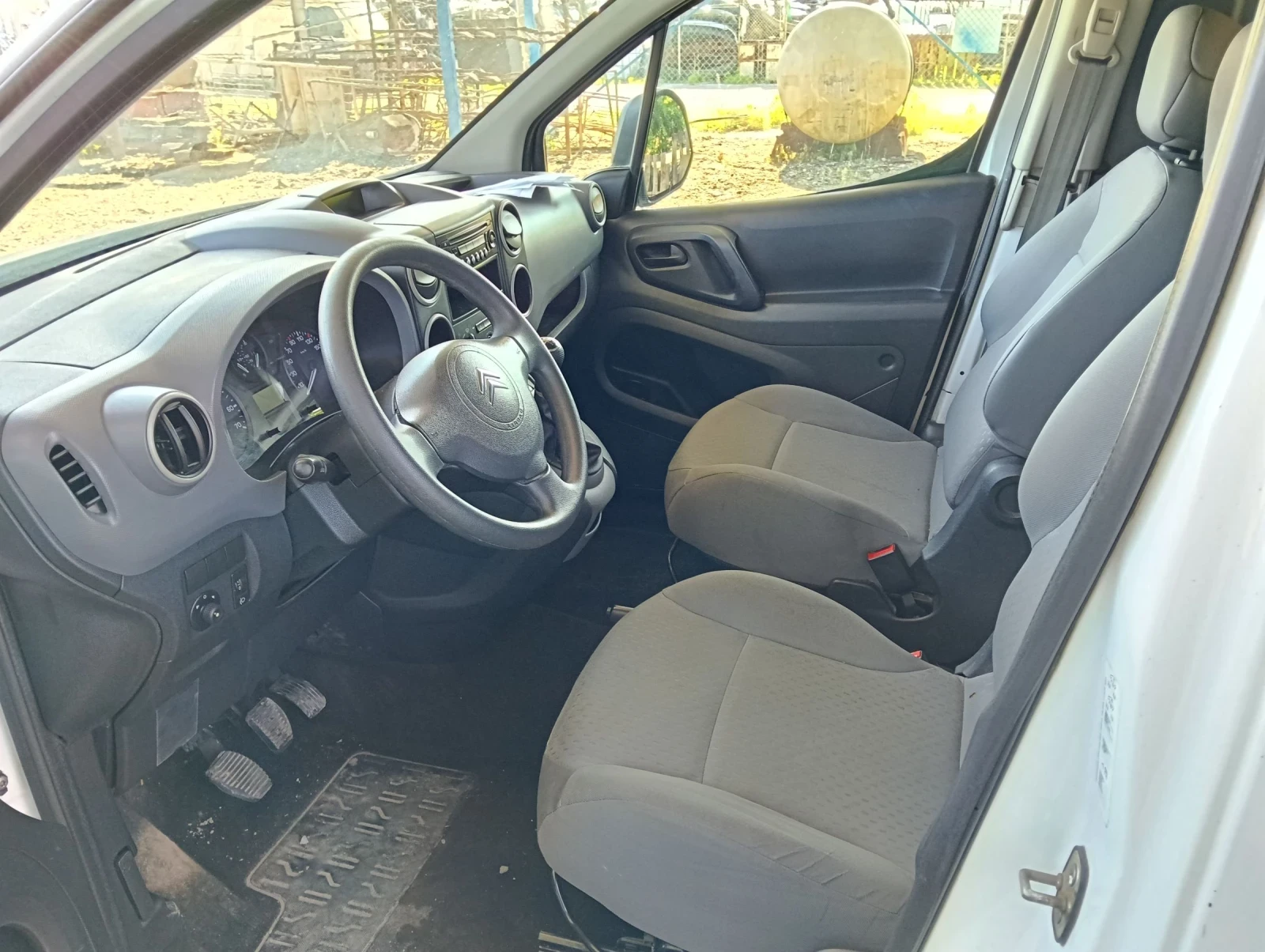 Peugeot Partner 1.6HDI / товарен / теглич, снимка 9 - Автомобили и джипове - 55032771