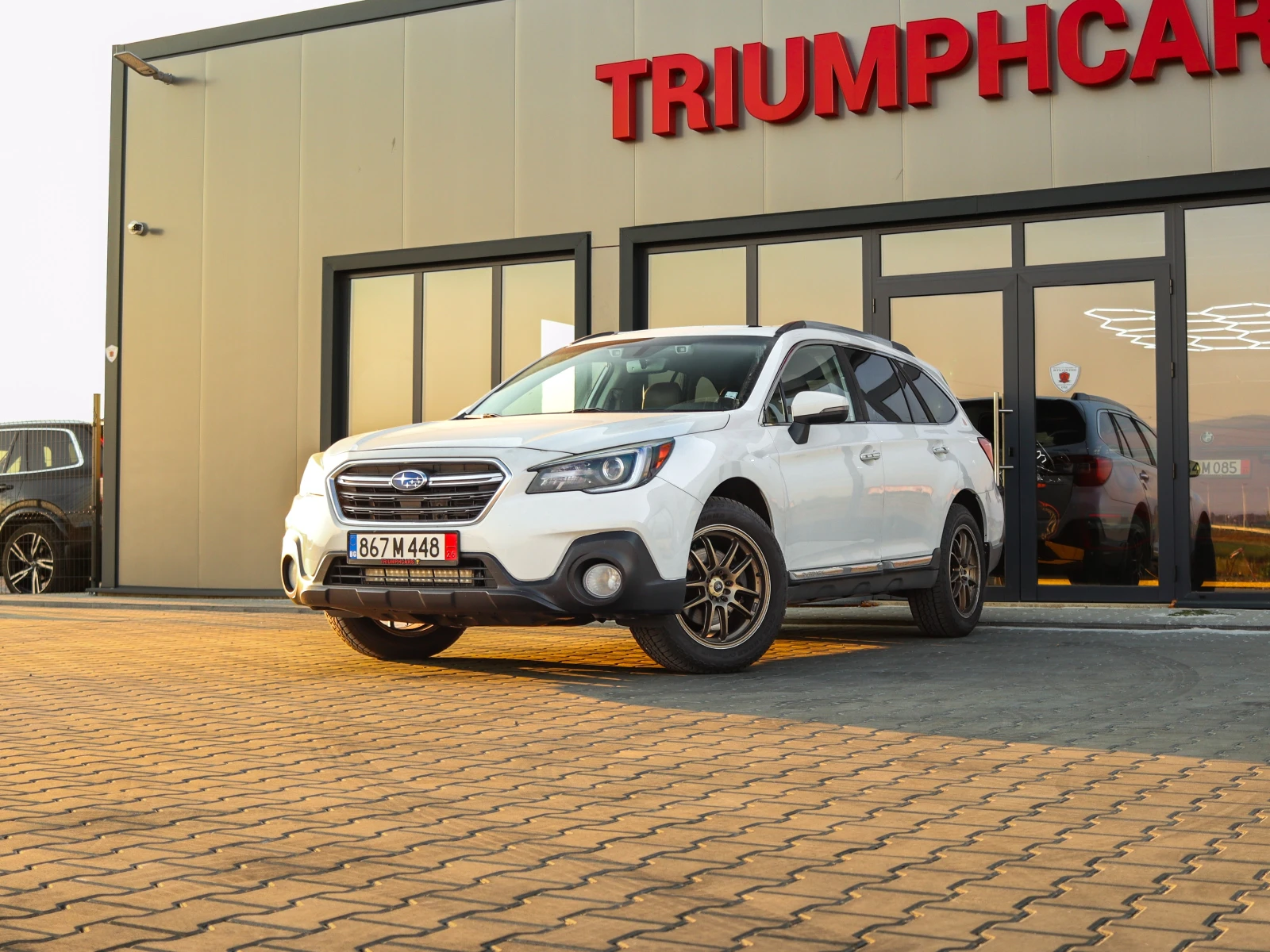 Subaru Outback premier* Harman Kardon* Camera* Roof rack, снимка 2 - Автомобили и джипове - 55598213