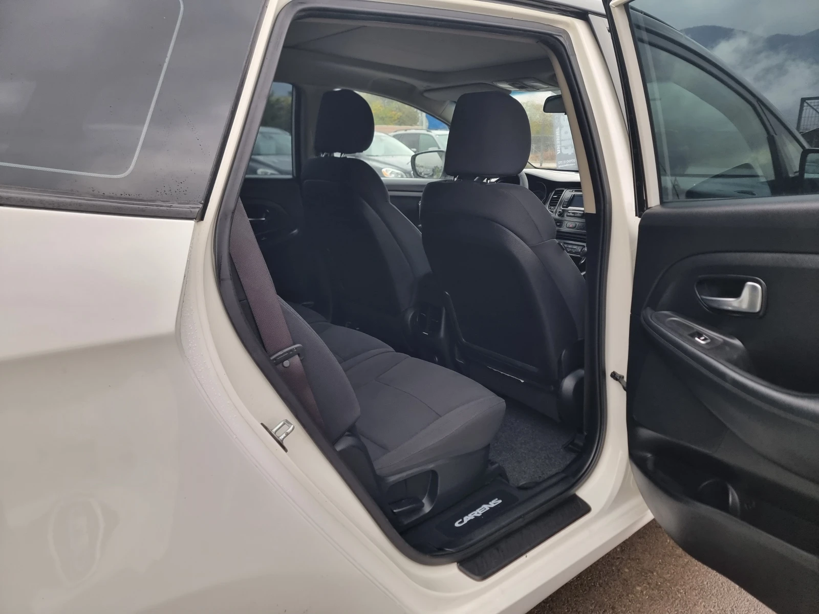 Kia Carens 1.7CRDI, снимка 14 - Автомобили и джипове - 56494559