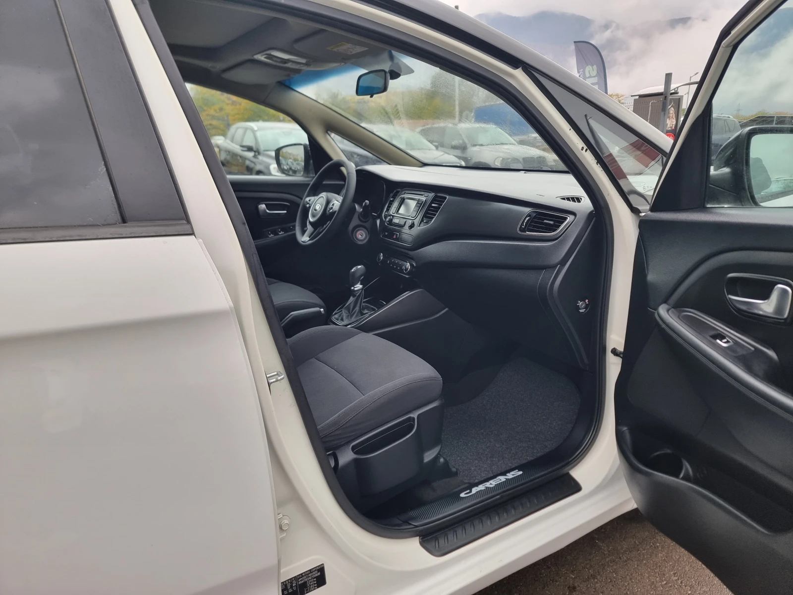 Kia Carens 1.7CRDI, снимка 15 - Автомобили и джипове - 56494559