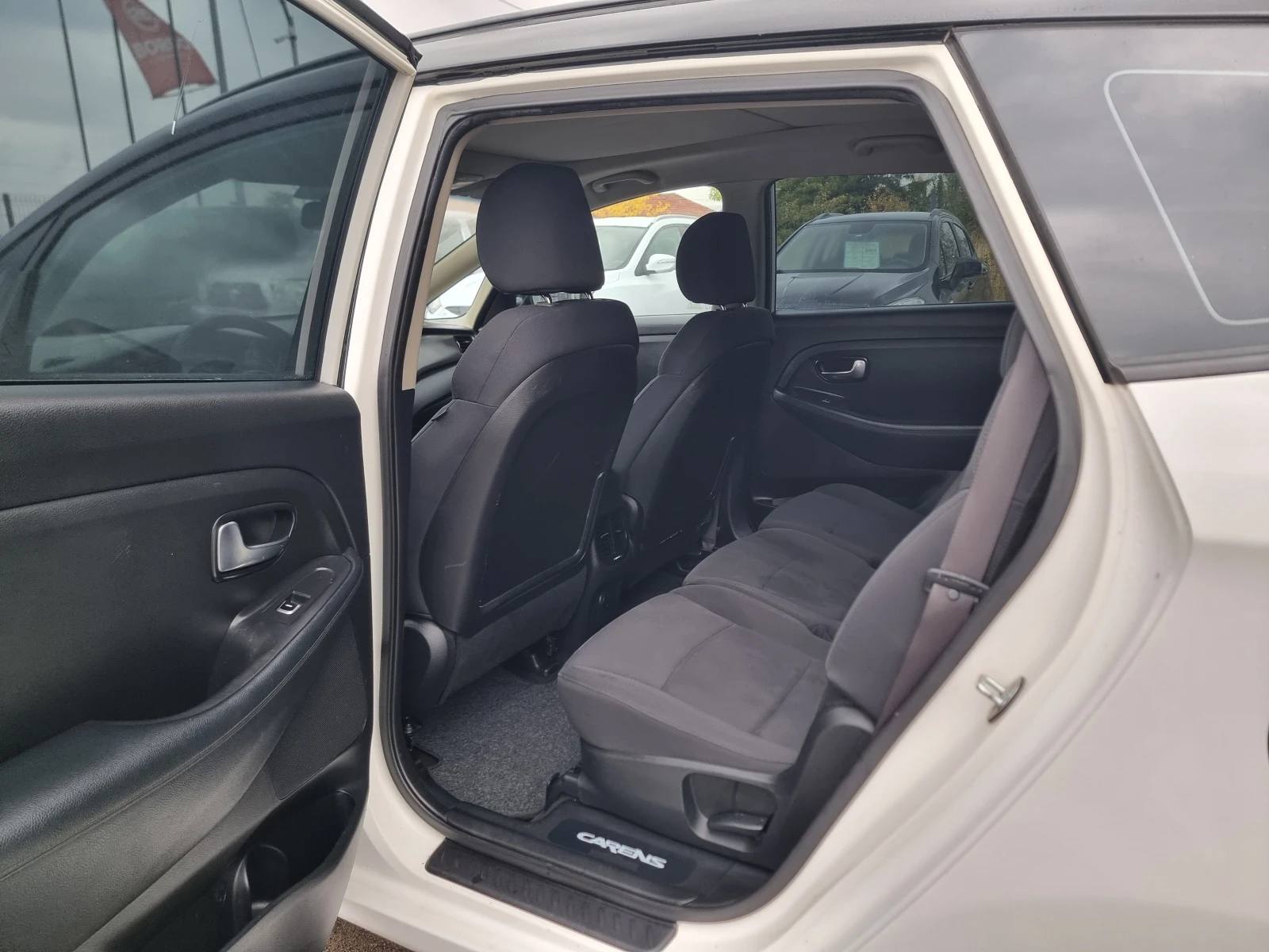 Kia Carens 1.7CRDI, снимка 11 - Автомобили и джипове - 56494559