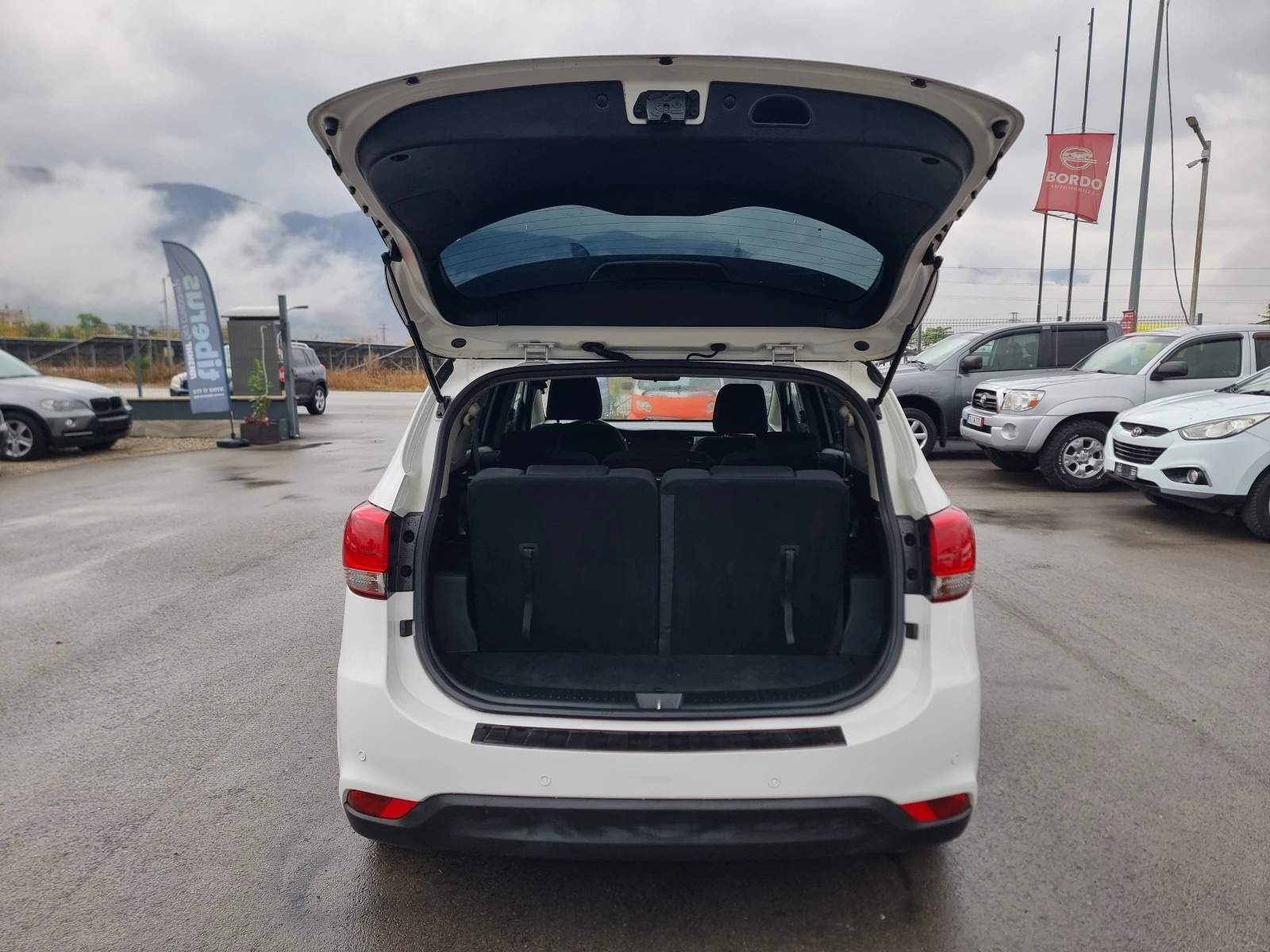 Kia Carens 1.7CRDI, снимка 13 - Автомобили и джипове - 56494559