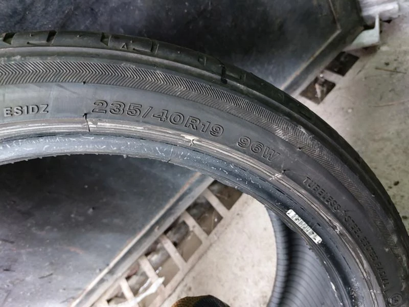 Гуми Летни 235/40R19, снимка 8 - Гуми и джанти - 37110842