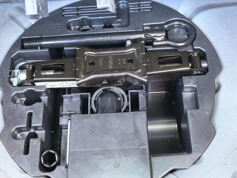 Renault Clio 1.2i Euro 6, снимка 13 - Автомобили и джипове - 52474896