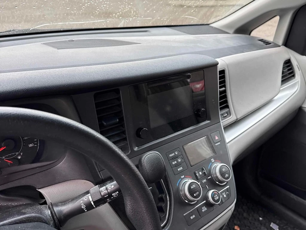 Toyota Sienna * 5dr 7 Pass FWD * CARFAX * БЕЗ ПЪРВОНАЧАЛНА ВНОСК - изображение 9