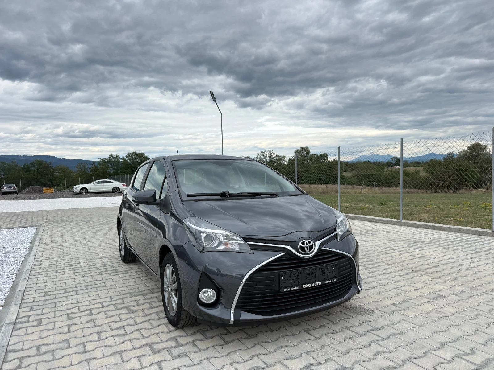 Toyota Yaris 1.3VVTI, снимка 8 - Автомобили и джипове - 56166003