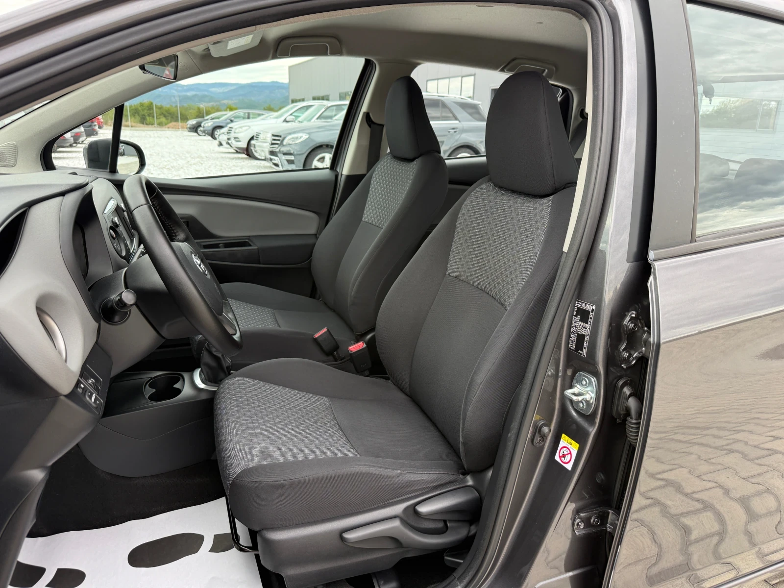 Toyota Yaris 1.3VVTI, снимка 11 - Автомобили и джипове - 56166003