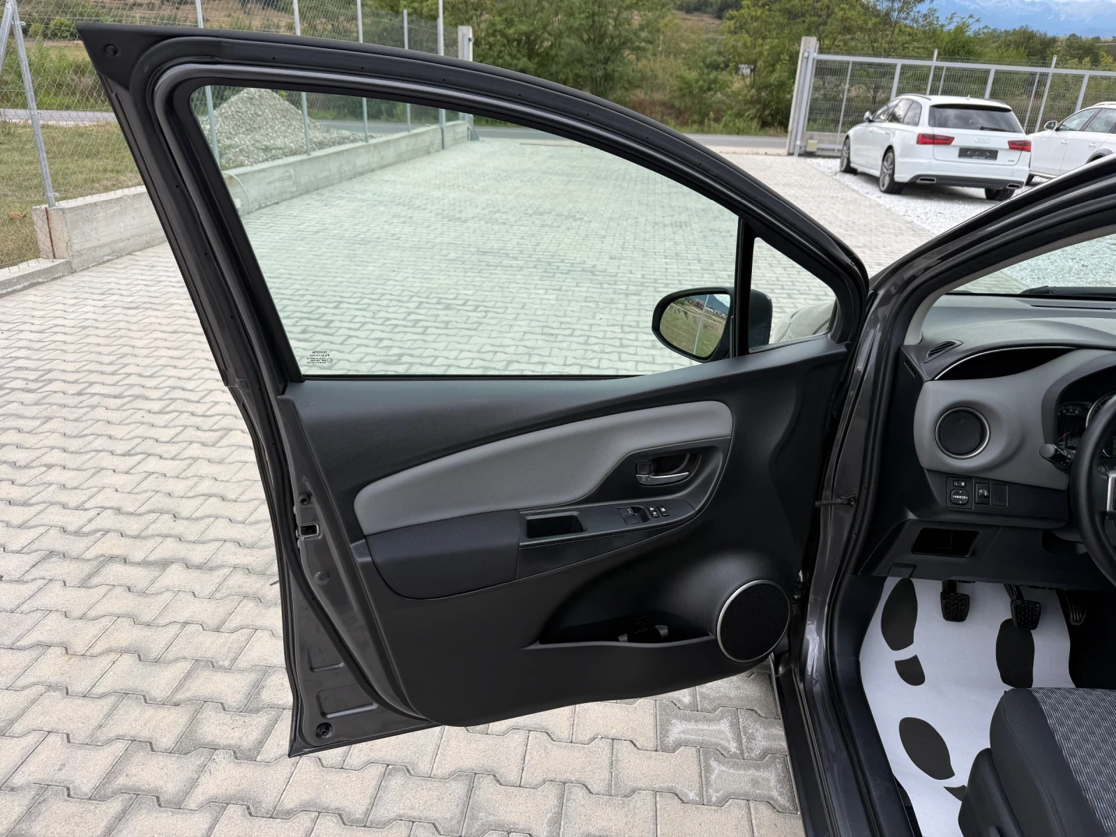 Toyota Yaris 1.3VVTI, снимка 9 - Автомобили и джипове - 56166003
