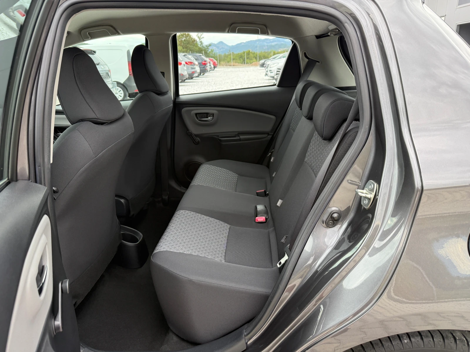 Toyota Yaris 1.3VVTI, снимка 12 - Автомобили и джипове - 56166003