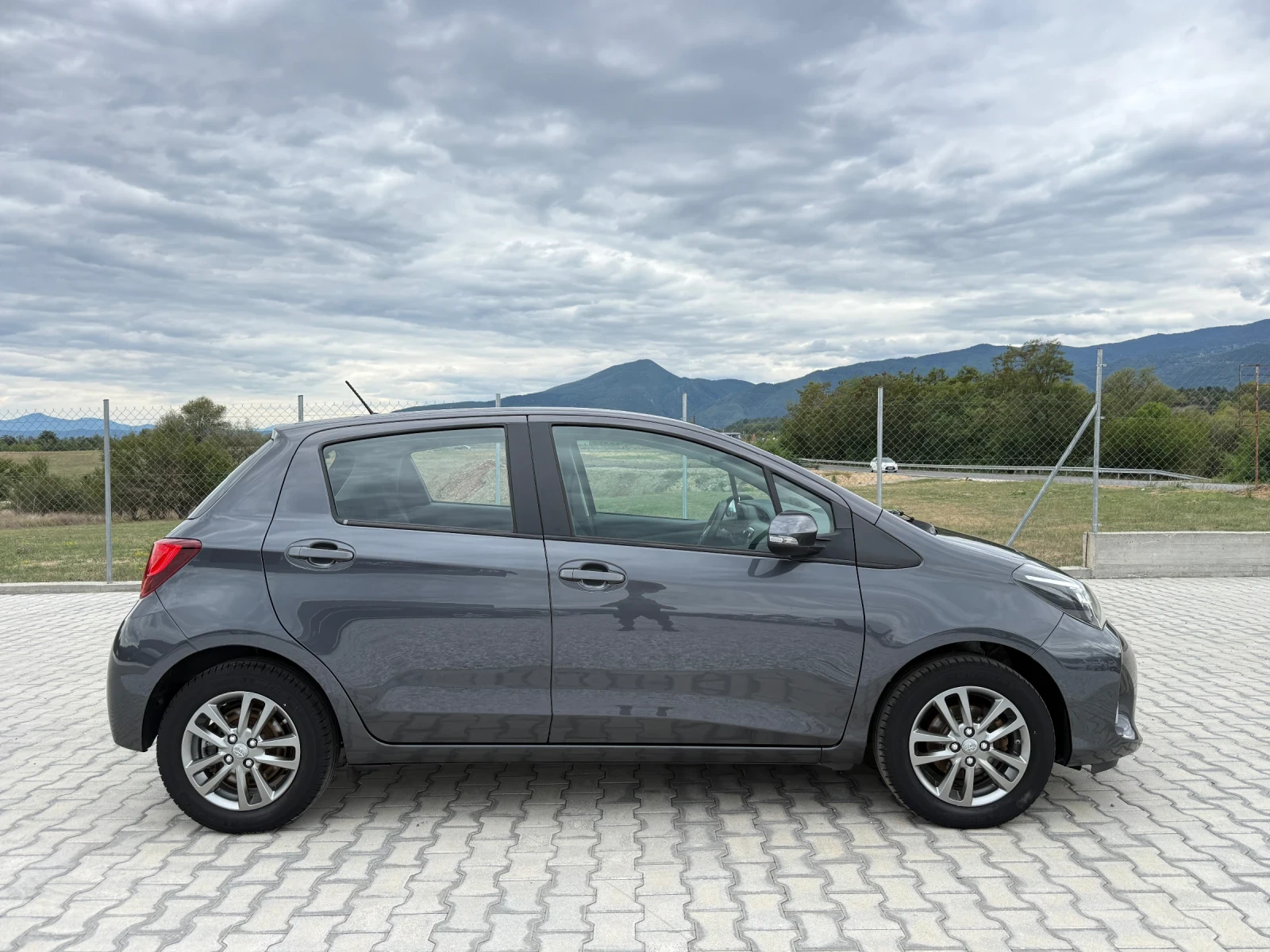 Toyota Yaris 1.3VVTI, снимка 7 - Автомобили и джипове - 56166003