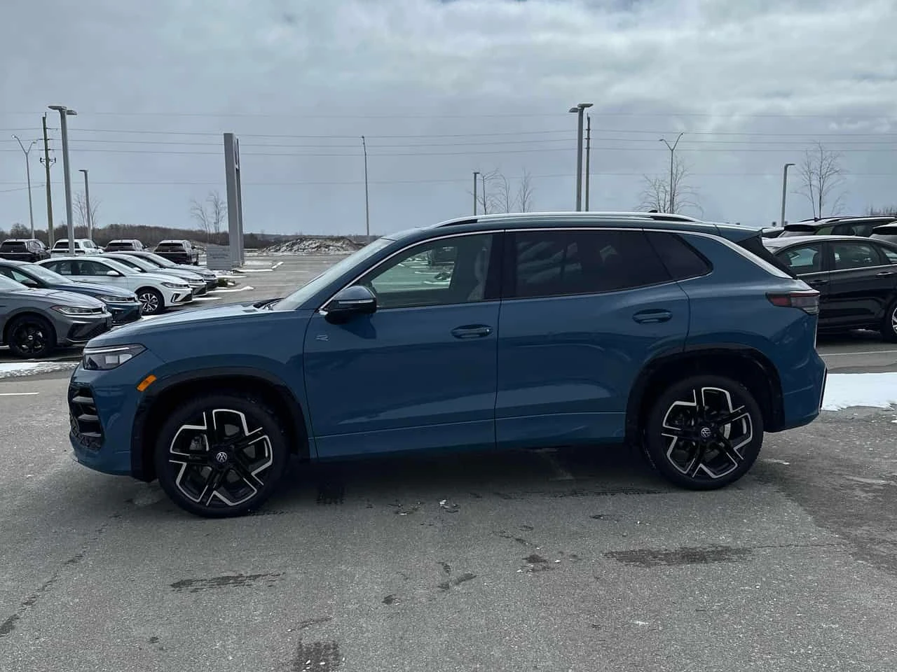 VW Tiguan Highline Turbo R Line /2 ключа/Панорама/Подгрев, снимка 3 - Автомобили и джипове - 53880749