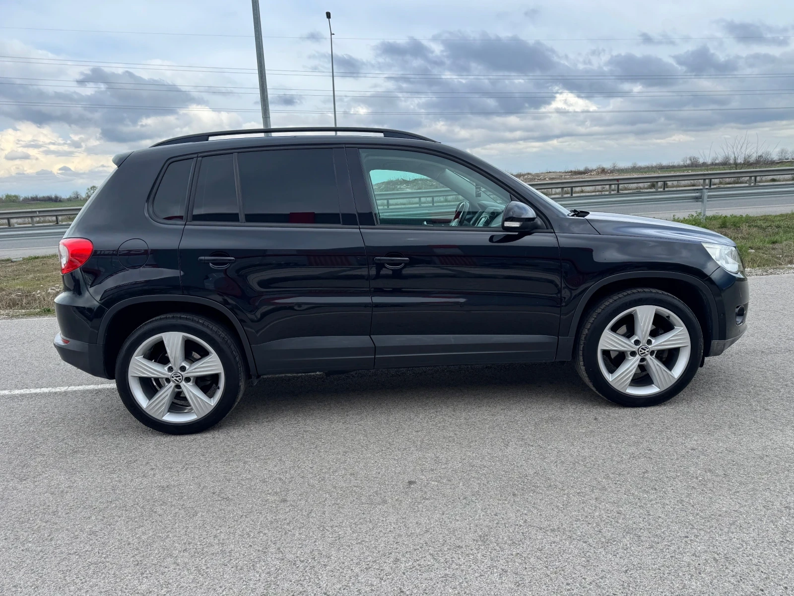 VW Tiguan 2.0TDI/EURO 5/ОБСЛУЖЕН, снимка 4 - Автомобили и джипове - 54009845