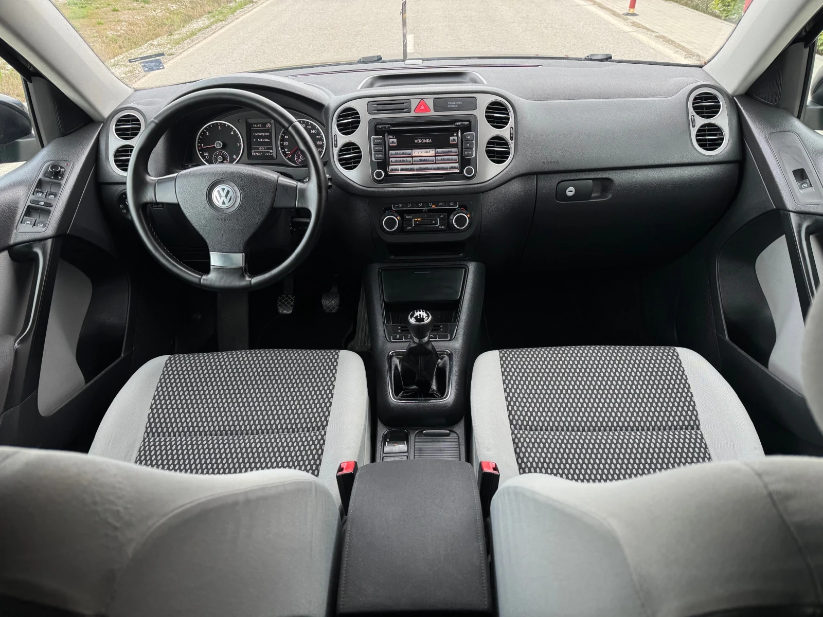 VW Tiguan 2.0TDI/EURO 5/ОБСЛУЖЕН, снимка 10 - Автомобили и джипове - 54009845