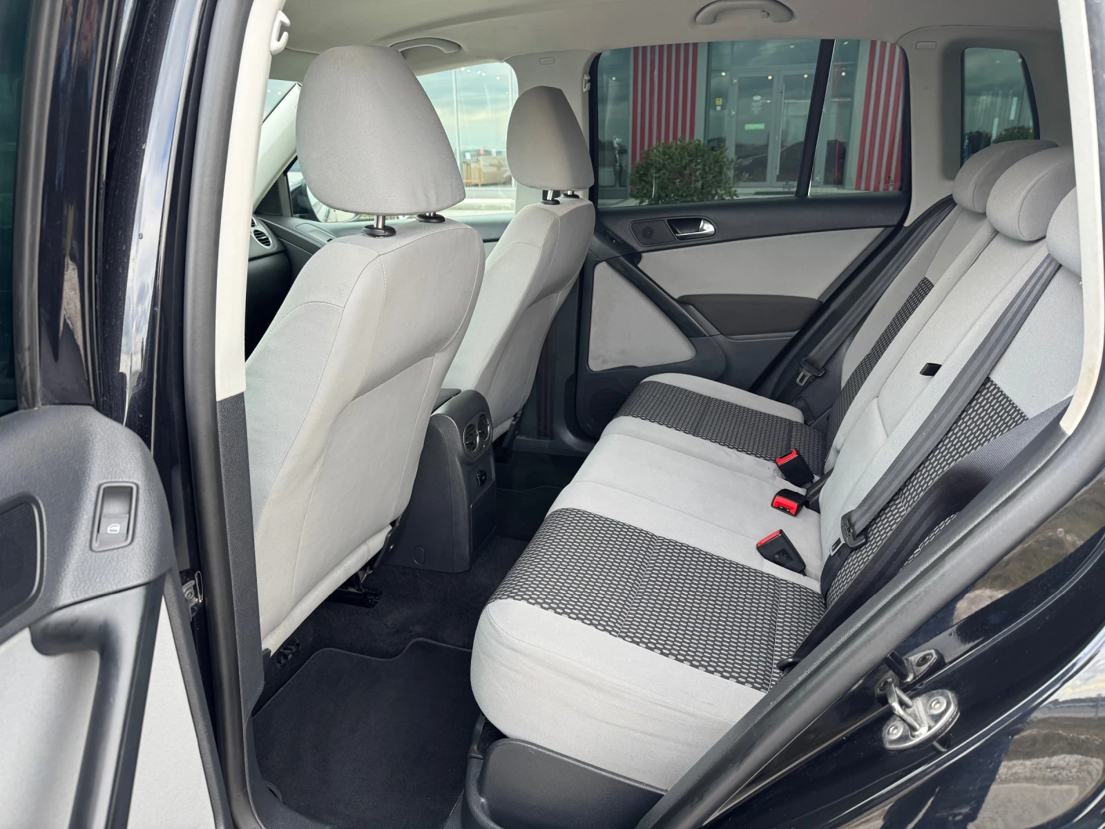 VW Tiguan 2.0TDI/EURO 5/ОБСЛУЖЕН, снимка 12 - Автомобили и джипове - 54009845