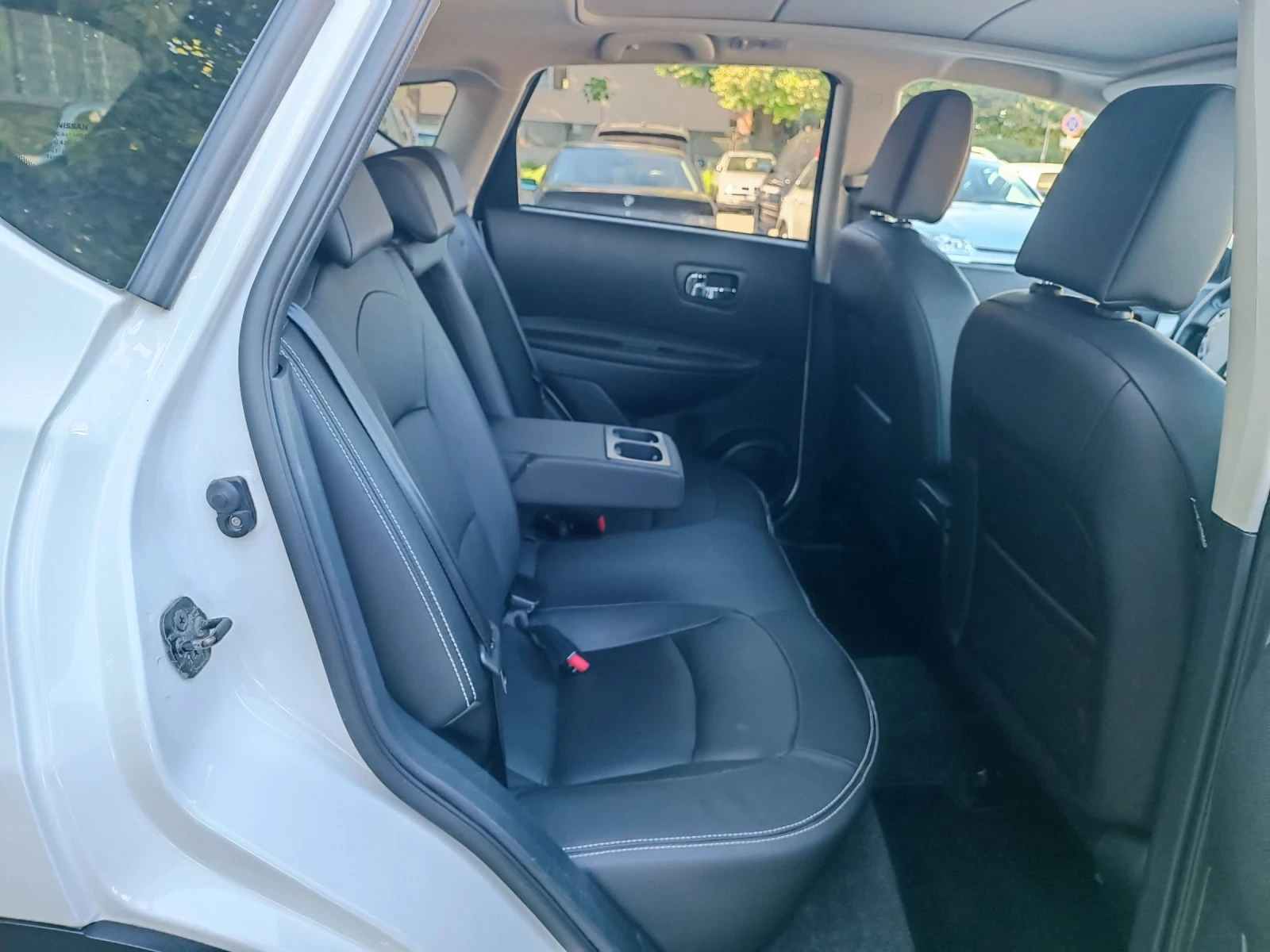 Nissan Qashqai 2.0i-141кс-ШВЕЙЦАРИЯ-РЪЧКА-6ск-FACELIFT-KEYLESS, снимка 11 - Автомобили и джипове - 54934641