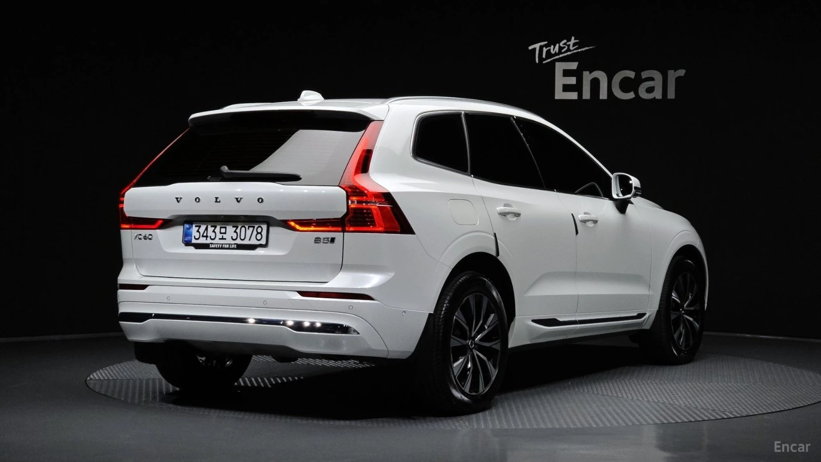 Volvo XC60 B5 Ultra Bright* HUD* 360* МАСАЖИ* КОЖА* ПАНО, снимка 2 - Автомобили и джипове - 55492941