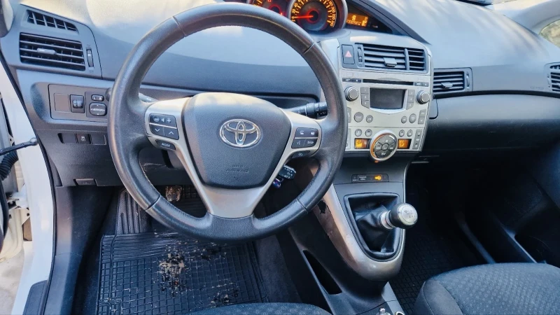 Toyota Verso 1.6i, 132коня, снимка 5 - Автомобили и джипове - 48682247