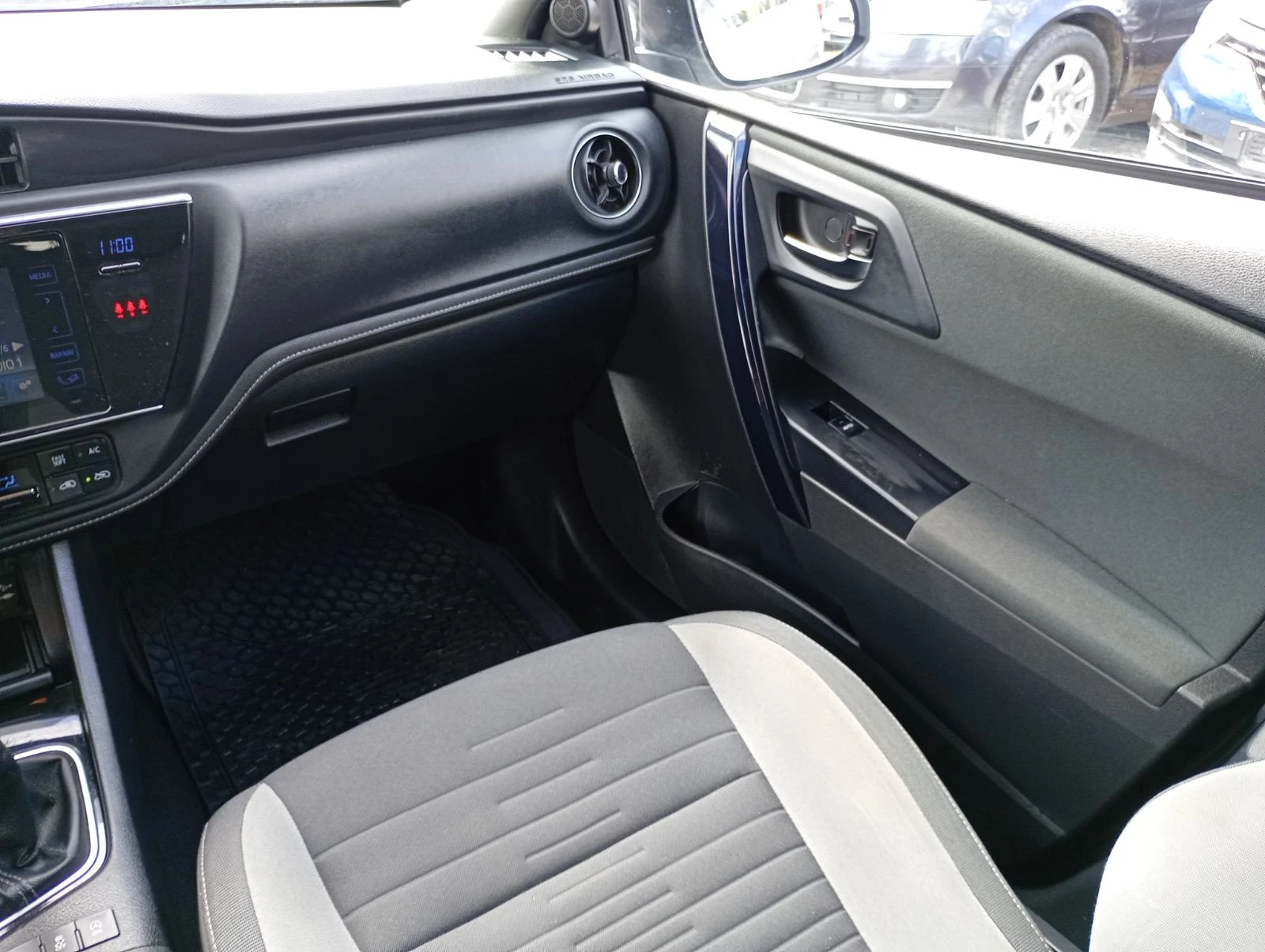 Toyota Auris 1.6 D4D, снимка 12 - Автомобили и джипове - 54045281