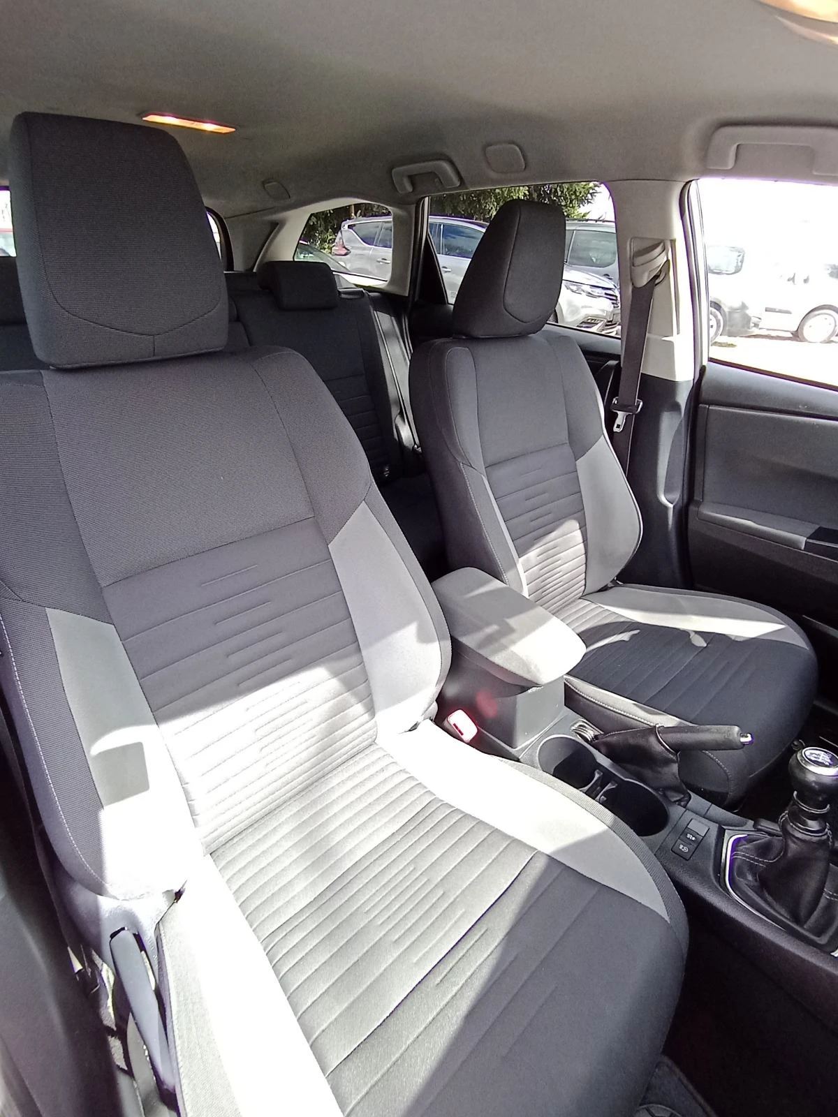 Toyota Auris 1.6 D4D, снимка 15 - Автомобили и джипове - 54045281