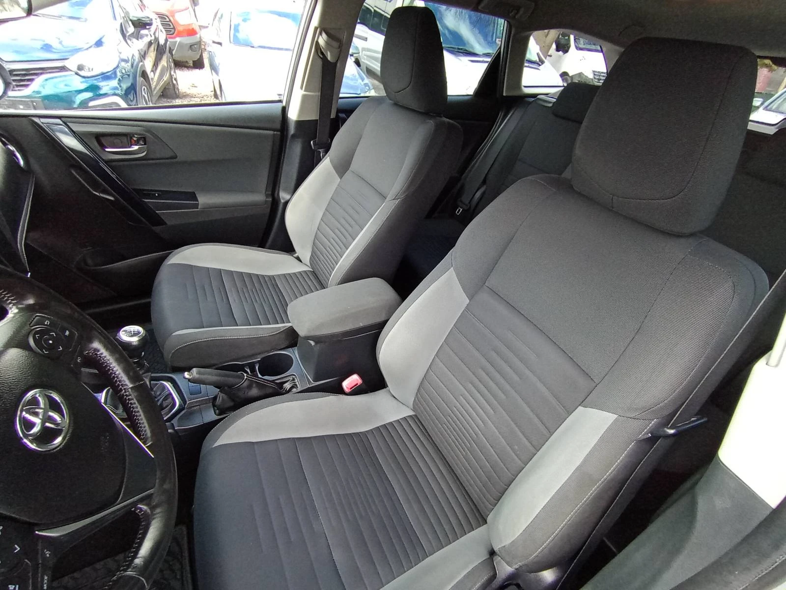 Toyota Auris 1.6 D4D, снимка 10 - Автомобили и джипове - 54045281