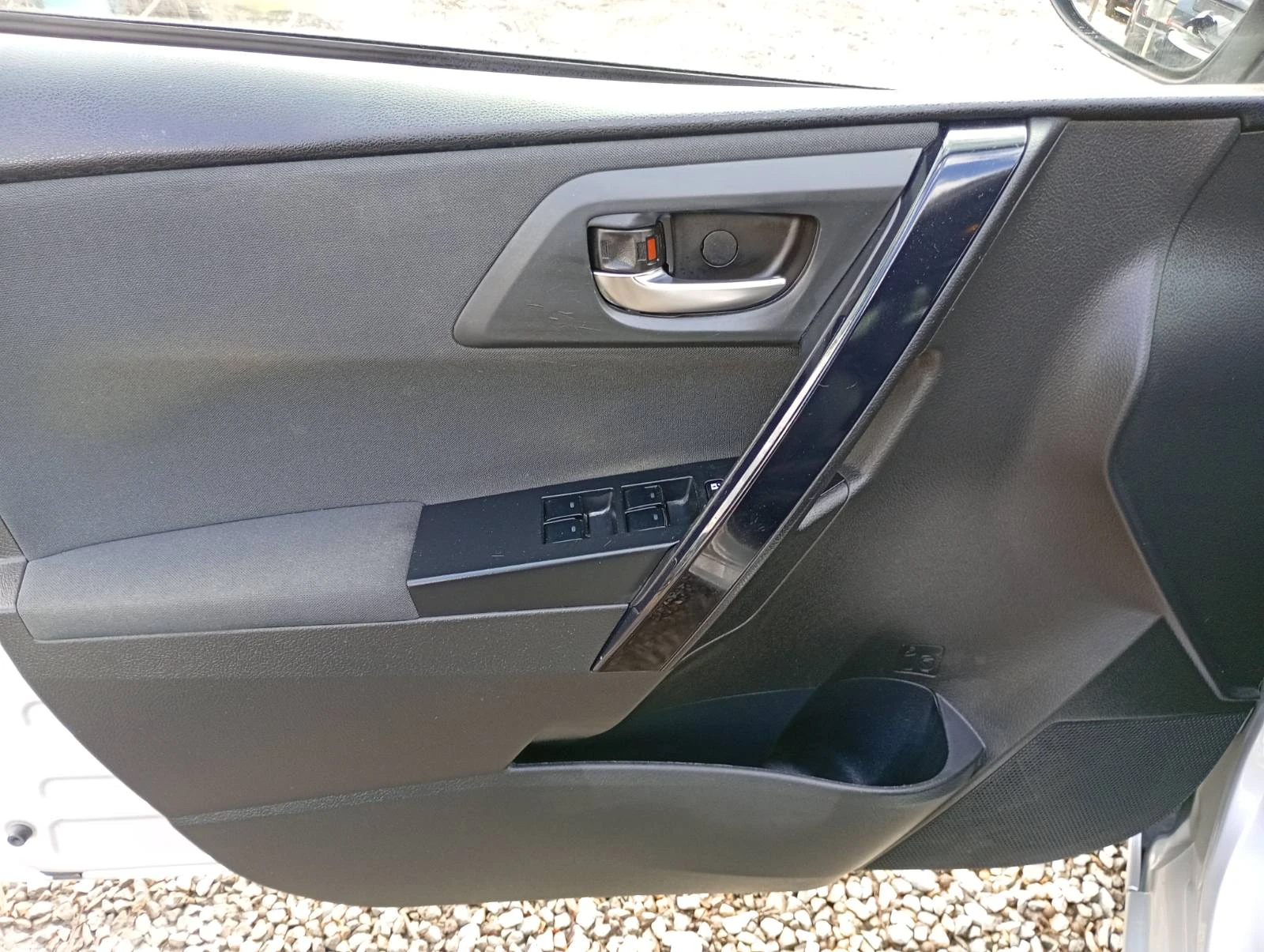 Toyota Auris 1.6 D4D, снимка 16 - Автомобили и джипове - 54045281