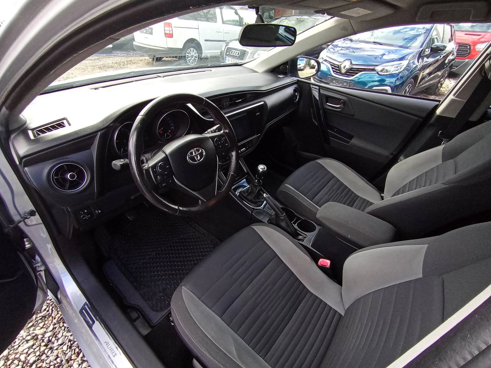 Toyota Auris 1.6 D4D, снимка 9 - Автомобили и джипове - 54045281