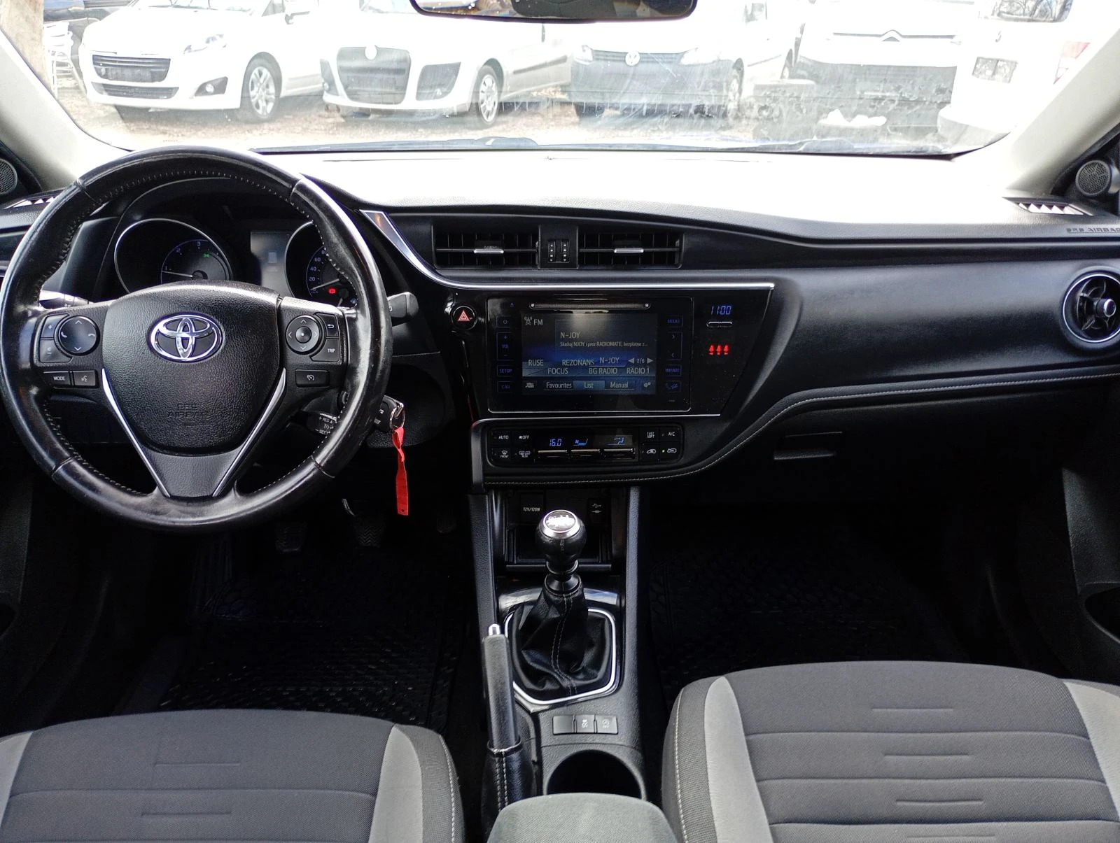Toyota Auris 1.6 D4D, снимка 11 - Автомобили и джипове - 54045281