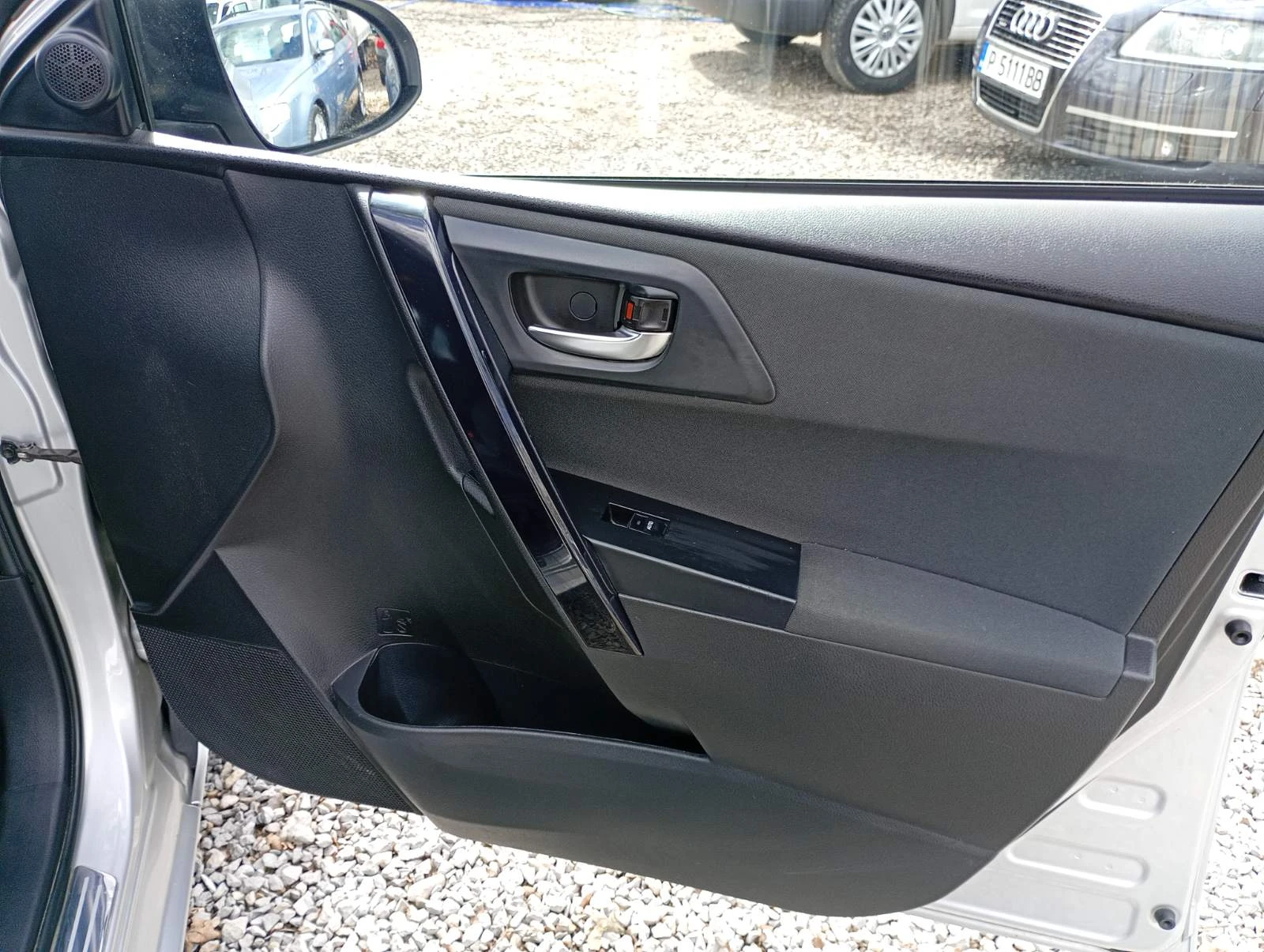 Toyota Auris 1.6 D4D, снимка 17 - Автомобили и джипове - 54045281