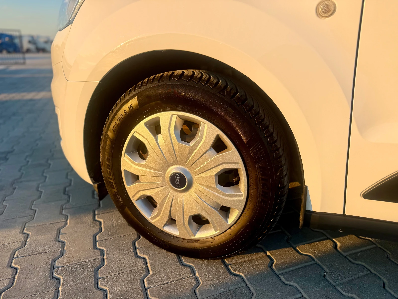 Ford Connect 1.5tdci ОБСЛУЖЕНА !!! Собствен лизинг !!!, снимка 8 - Автомобили и джипове - 56156099