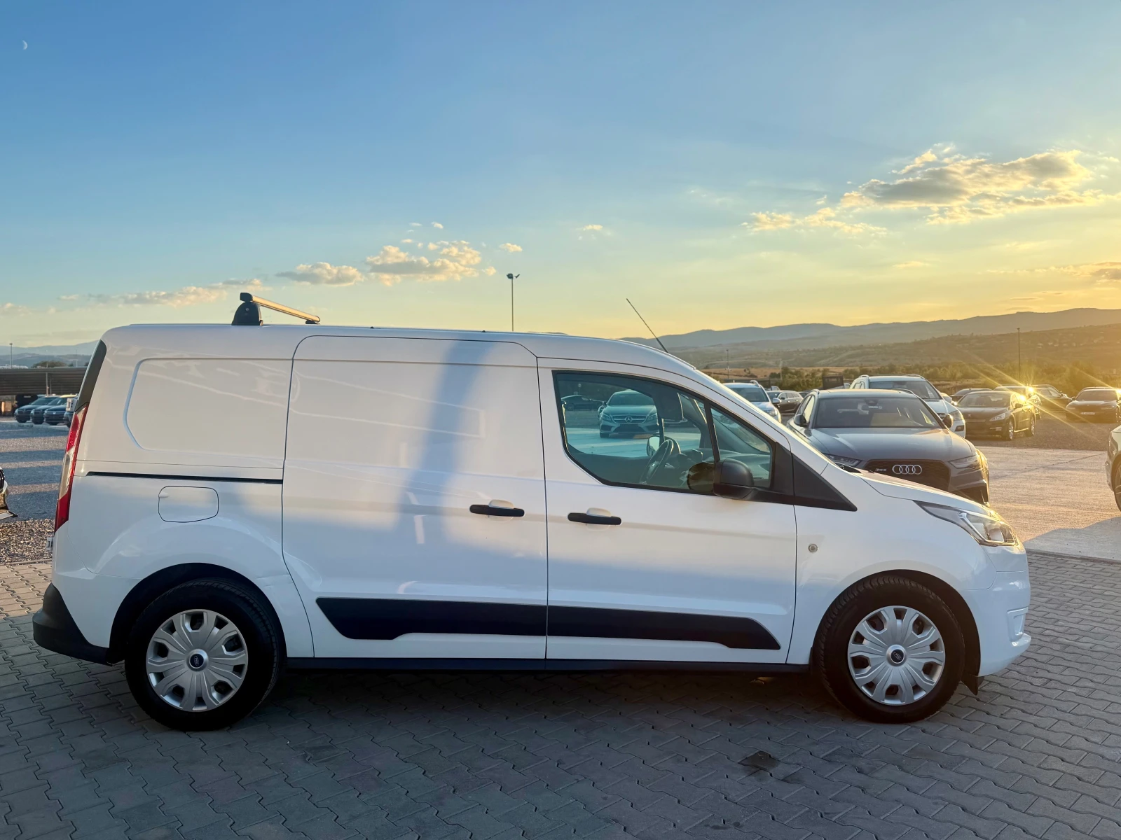 Ford Connect 1.5tdci ОБСЛУЖЕНА !!! Собствен лизинг !!!, снимка 4 - Автомобили и джипове - 56156099