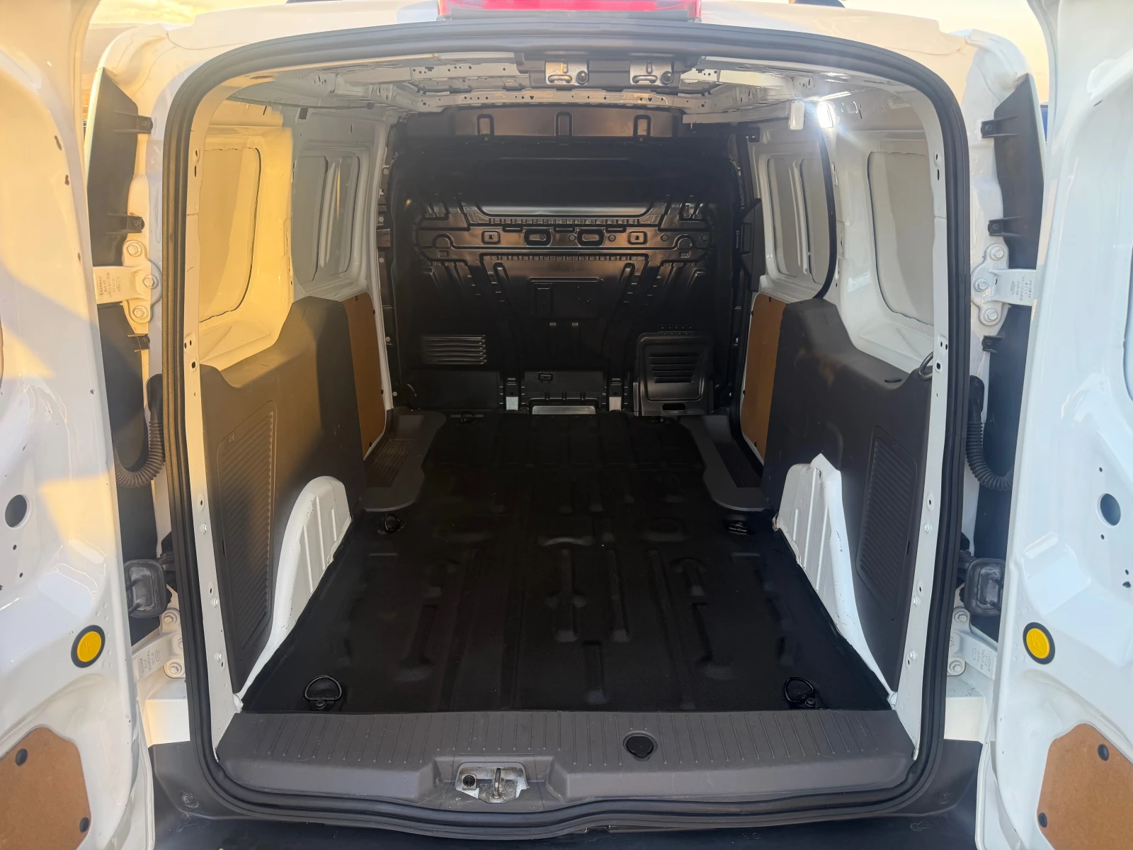 Ford Connect 1.5tdci ОБСЛУЖЕНА !!! Собствен лизинг !!!, снимка 15 - Автомобили и джипове - 56156099