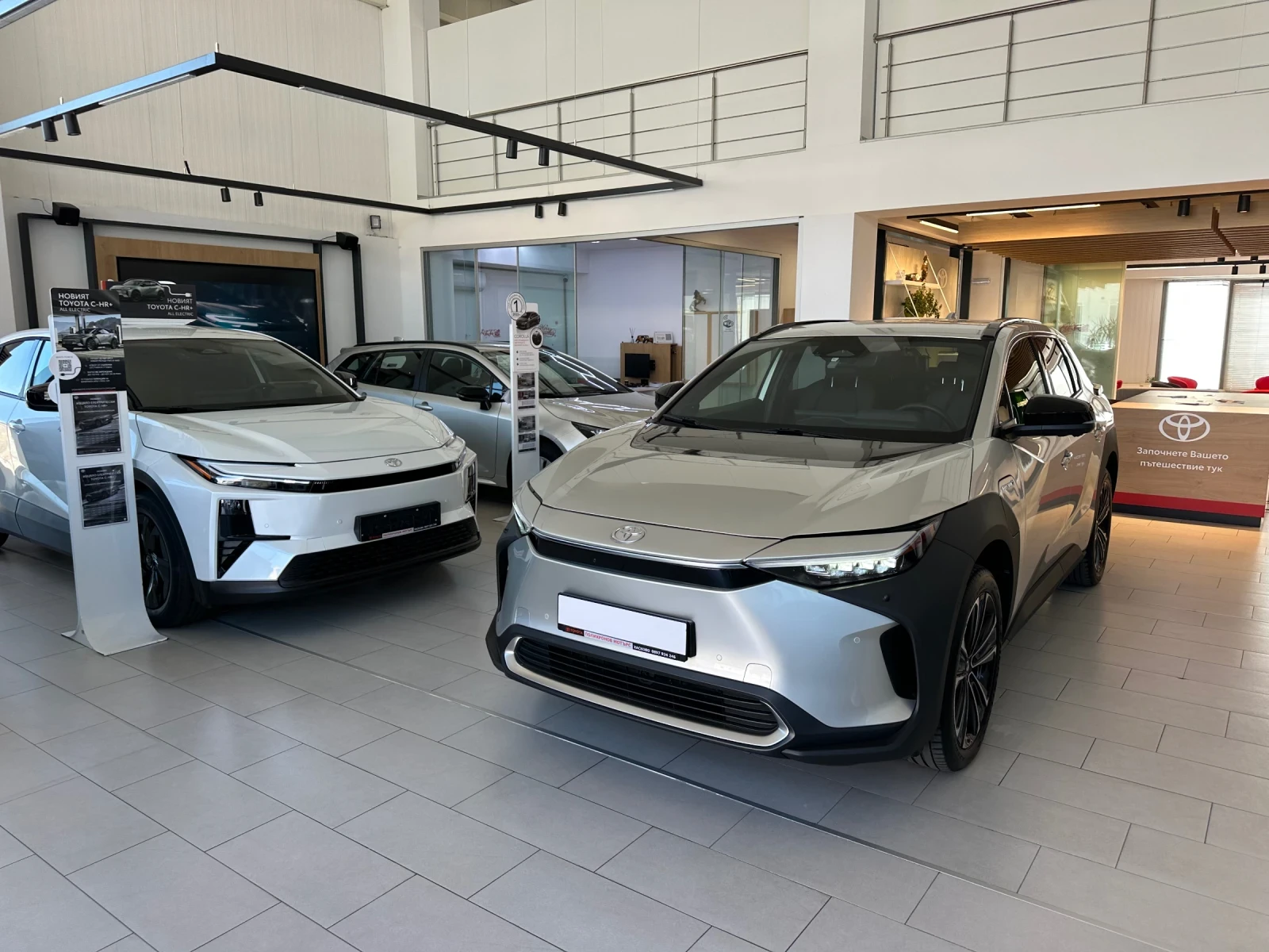 Toyota bZ4X Luxury* AWD, снимка 2 - Автомобили и джипове - 56210712