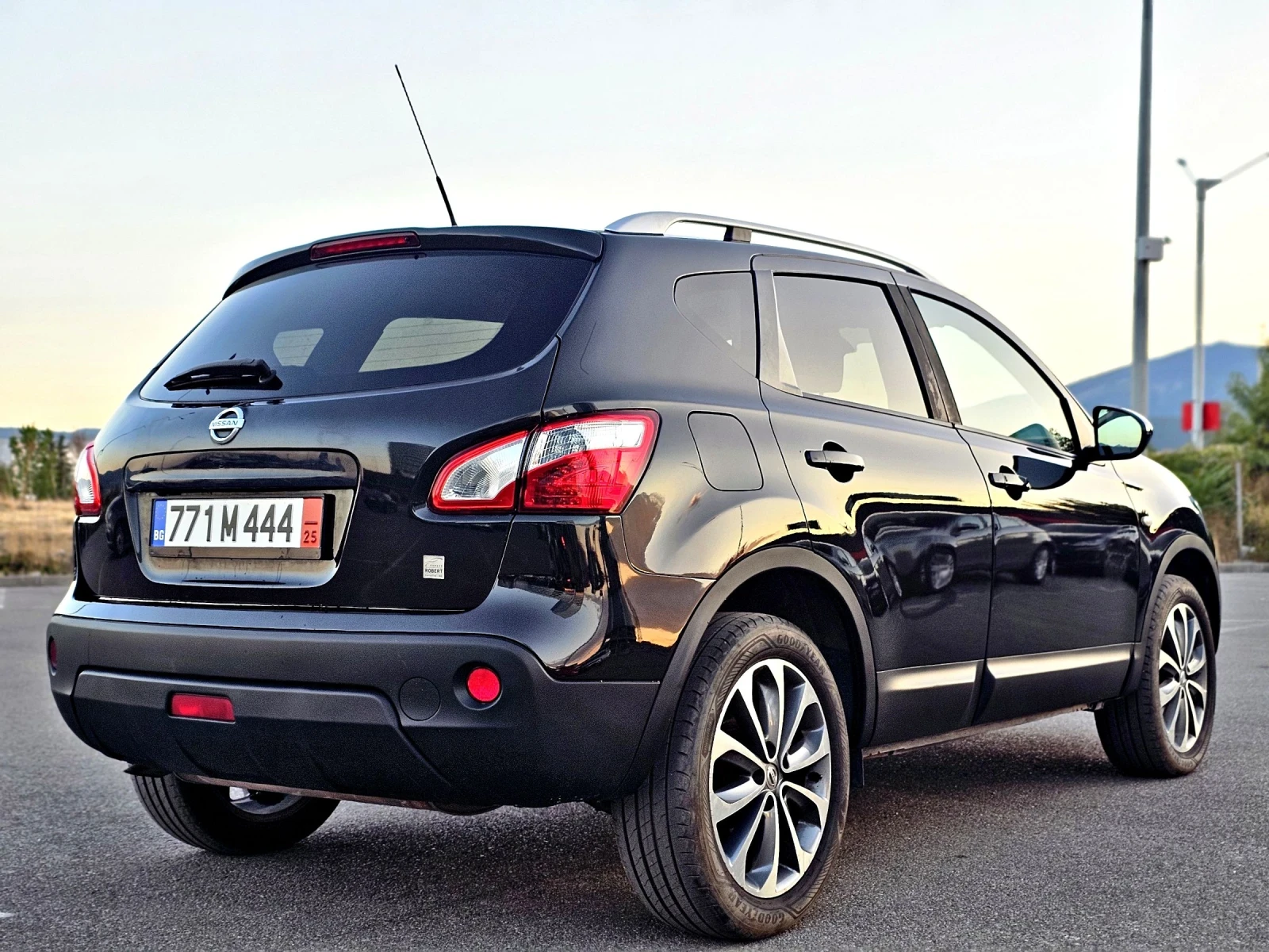 Nissan Qashqai Tekna Face 2.0i 4x4/ Bose/ Keyless/ Панорама/Xenon - изображение 6