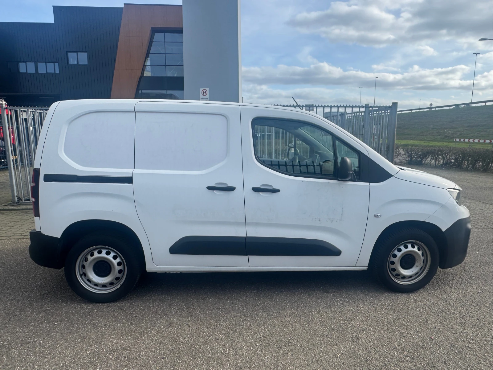 Peugeot Partner 1.5 HDI Premium, снимка 3 - Автомобили и джипове - 54136249