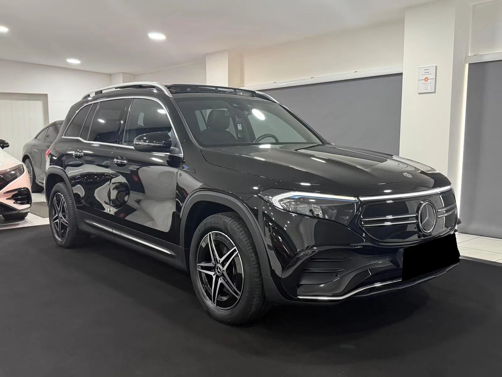 Mercedes-Benz EQB 300 4M AMG-LINE/PANO/MEMOY/, снимка 4 - Автомобили и джипове - 54681889