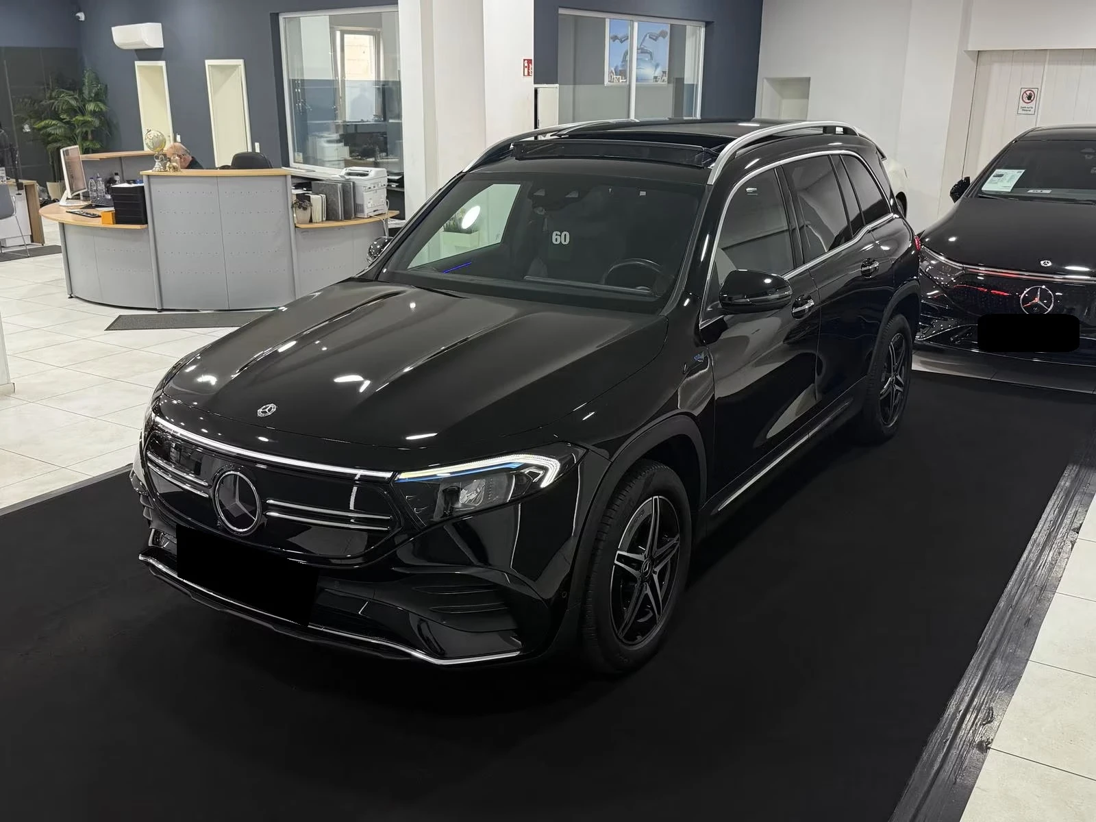 Mercedes-Benz EQB 300 4M AMG-LINE/PANO/MEMOY/, снимка 2 - Автомобили и джипове - 54681889
