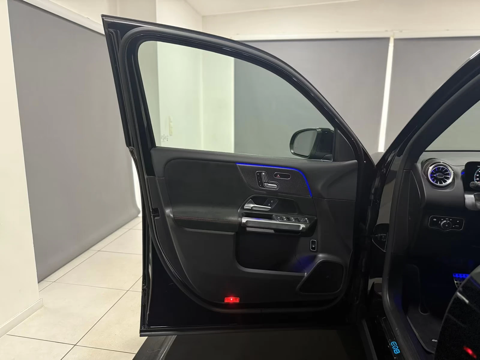 Mercedes-Benz EQB 300 4M AMG-LINE/PANO/MEMOY/, снимка 10 - Автомобили и джипове - 54681889