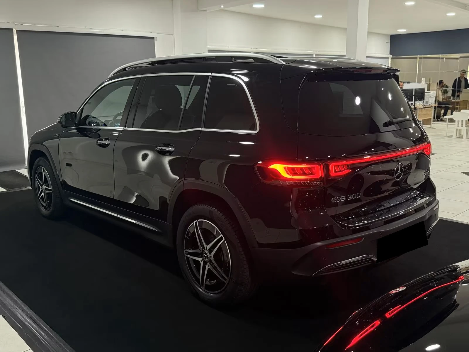 Mercedes-Benz EQB 300 4M AMG-LINE/PANO/MEMOY/, снимка 8 - Автомобили и джипове - 54681889