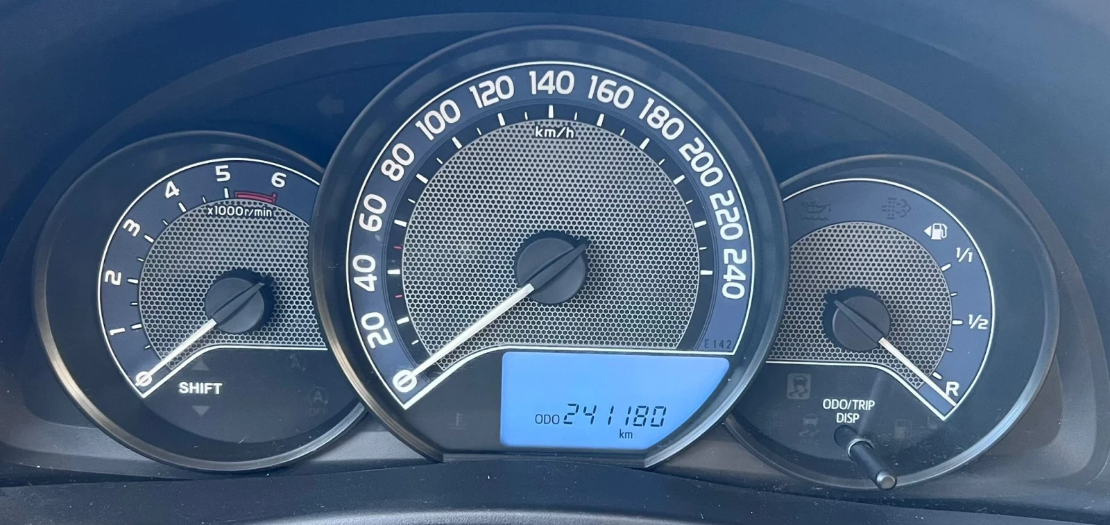 Toyota Auris 1.4D4D-90-6ск, снимка 11 - Автомобили и джипове - 55016625