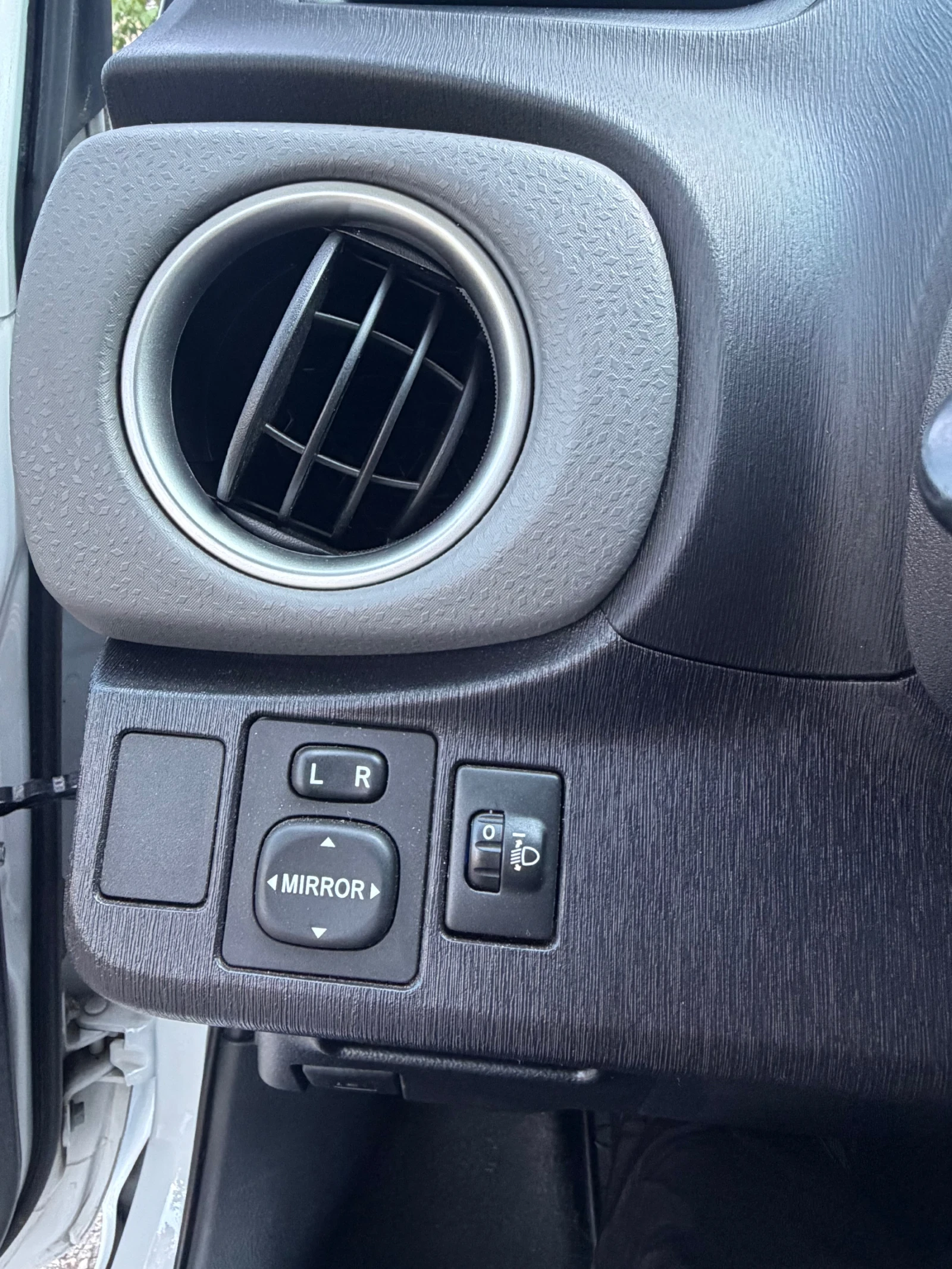 Toyota Yaris 1.0, снимка 16 - Автомобили и джипове - 55920829