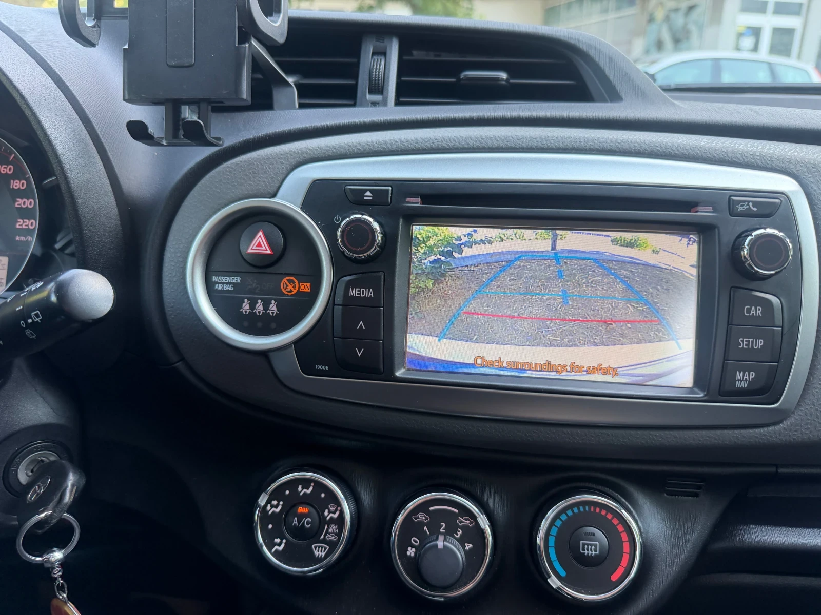 Toyota Yaris 1.0, снимка 10 - Автомобили и джипове - 55920829