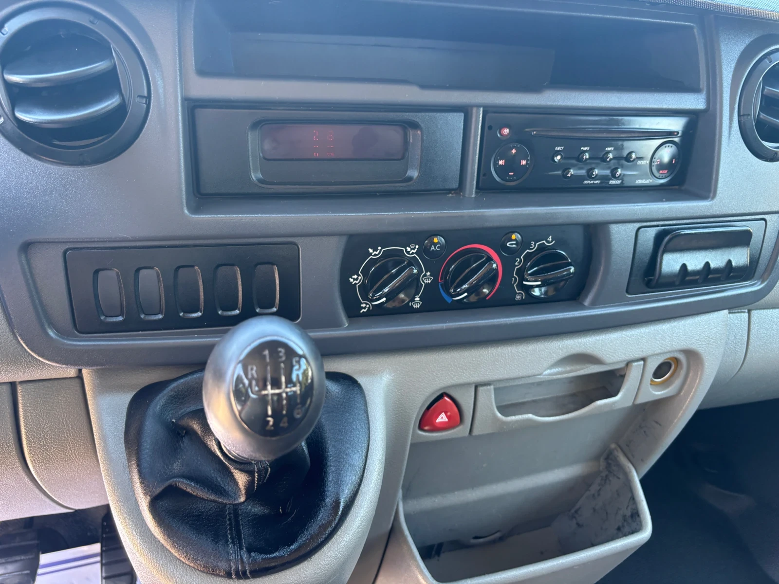 Renault Master 2010+ ФЕЙС+ КЛИМА+ Н.ГУМИ+ 150хл км- КАТО НОВ - изображение 9